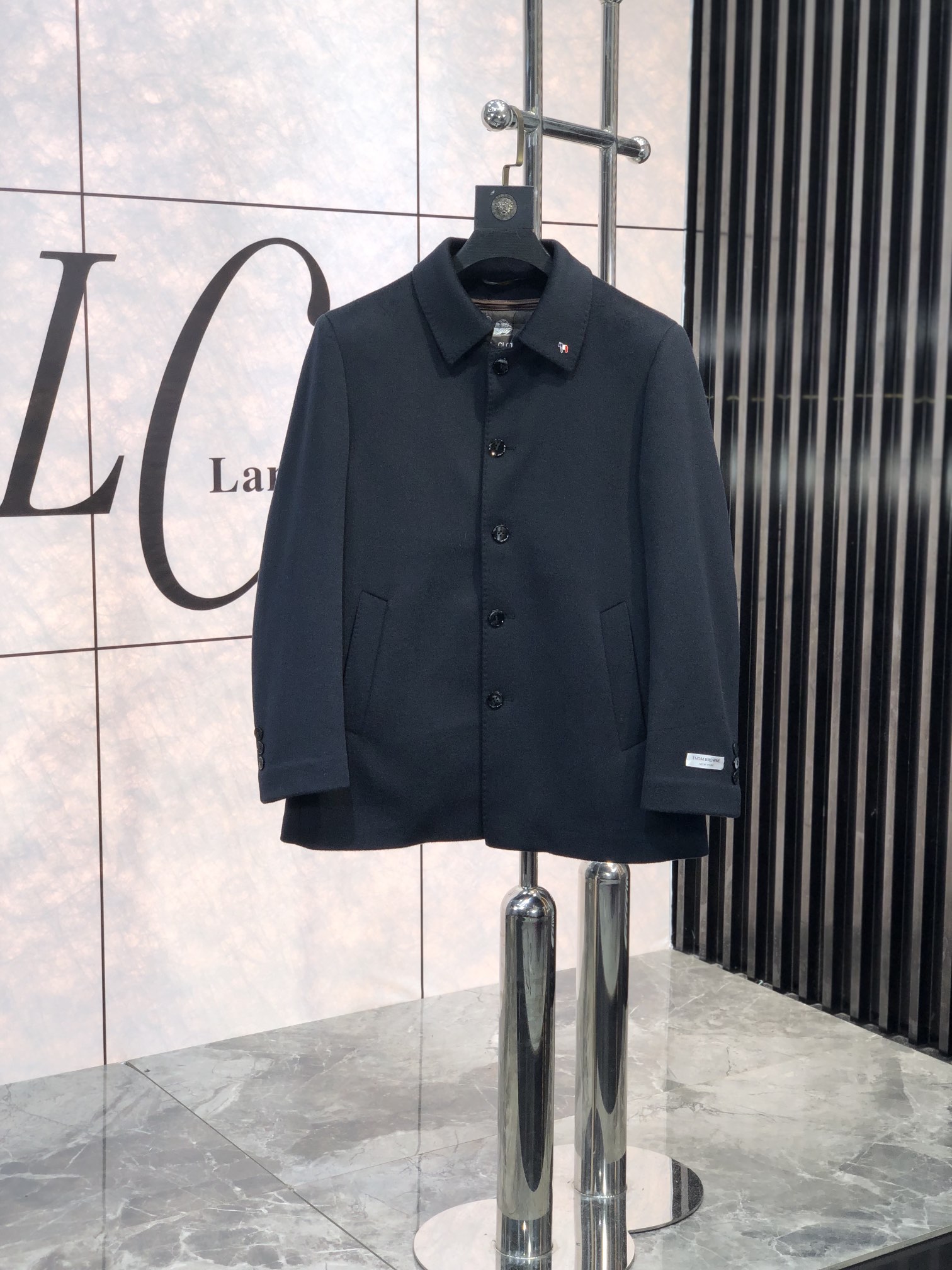 NO:116678,. .TB. New autumn and winter men's cashmere Kenheaton coat. The inner liner is down disassembled. This coat is a perfect combination of fashion and quality. It is carefully crafted from imported Australian cashmere, and the texture is unparalleled. The softness and warmth of cashmere, D brings you the ultimate comfort experience in autumn and winter. This coat is an aura style, L shows the calmness and confidence of men. The iconic Chelsea cashmere coat inherits the brand's classic design and excellent quality. There is plaid cashmere under the collar. This unique design detail adds a sense of fashion and personality to the coat. The exquisite jacquard craftsmanship highlights the brand's high-end quality. From the outside to the inside, every detail has been carefully crafted to show Burberry's persistent pursuit of quality. Whether in business occasions or casual time, this Burberry  The new men's cashmere coat for autumn and winter can make you the focus of everyone's attention. It is not only a piece of clothing, but also a manifestation of a life attitude. It is to choose a perfect fusion of quality and fashion. Come and feel the charm of this cashmere coat, so that you can shine with unique brilliance in this autumn and winter season. The number of magnitude m-5xL.m wears 175/130 catties, burberry, down jacket, alexander wang19860909. .TB. 秋冬新款男士羊绒肯希顿大衣.内胆采用羽绒拆卸.这款大衣堪称时尚与品质的完美结合. 它采用澳洲进口羊绒精心打造,质感无与伦比.羊绒的柔软与温暖,D为您在秋冬季节带来极致的舒适体验. 这款大衣是气场款,L尽显男性的沉稳与自信.标志性的切尔西羊绒大衣,它传承了品牌的经典设计与卓越品质.领子下方为格纹羊绒,这一独特的设计细节,为大衣增添了一份时尚感与个性魅力.  精致的提花工艺彰显了品牌的高端品质.从外到内,每一个细节都经过精心雕琢,展现出巴宝莉对品质的执着追求.  无论是商务场合还是休闲时光,这款巴宝莉 秋冬新款男士羊绒大衣都能让您成为众人瞩目的焦点.它不仅是一件衣服,更是一种生活态度的体现.就是选择品质与时尚的完美融合.  快来感受这款羊绒大衣的魅力吧,让您在这个秋冬季节绽放独特的光彩. 码数m-5xL.m穿175/130斤,,burberry,down jacket,alexander wang,Men's clothing