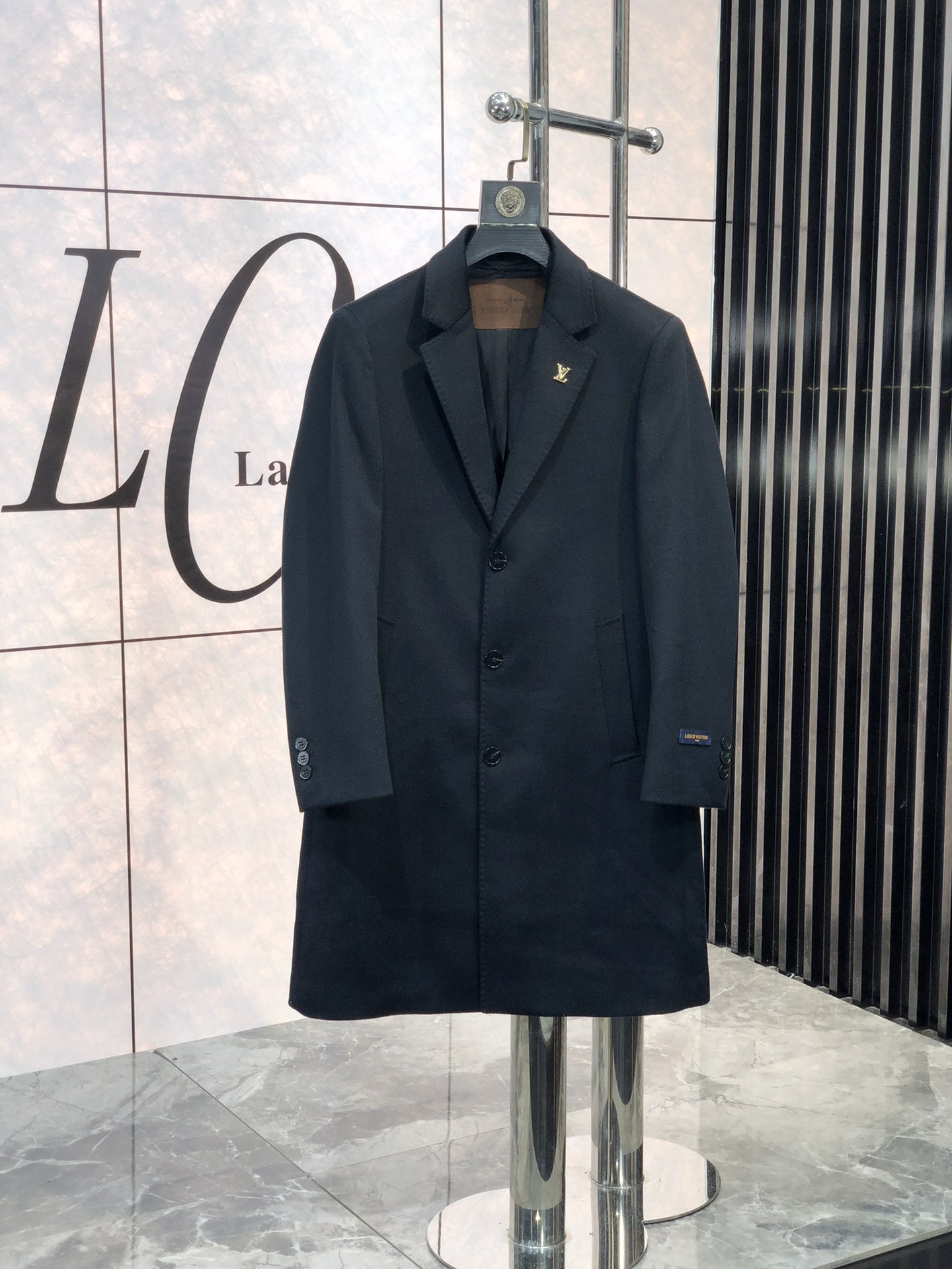 NO:116684,. .Lv. New autumn and winter men's cashmere Kenheaton coat. This coat is a perfect combination of fashion and quality. It is carefully crafted from imported Australian cashmere, with unparalleled texture. The softness and warmth of cashmere, D brings you the ultimate comfort experience in autumn and winter. This coat is an aura style, L shows the calmness and confidence of men. The iconic Chelsea cashmere coat inherits the brand's classic design and excellent quality. The collar is plaid cashmere, and this unique design detail adds a sense of fashion and personality to the coat. The exquisite jacquard craftsmanship highlights the brand's high-end quality. From the outside to the inside, every detail has been carefully crafted to show Burberry's persistent pursuit of quality. Whether in business occasions or casual time, this Burberry  The new men's cashmere coat for autumn and winter can make you the focus of everyone's attention. It is not only a piece of clothing, but also a reflection of a life attitude. It is to choose a perfect fusion of quality and fashion. Come and feel the charm of this cashmere coat, so that you can shine with unique brilliance in this autumn and winter season. The number of meter m-5xL.m wears 175/130 catties, burberry, louis vuitton, alexander wang19860909. .Lv. 秋冬新款男士羊绒肯希顿大衣.这款大衣堪称时尚与品质的完美结合. 它采用澳洲进口羊绒精心打造,质感无与伦比.羊绒的柔软与温暖,D为您在秋冬季节带来极致的舒适体验. 这款大衣是气场款,L尽显男性的沉稳与自信.标志性的切尔西羊绒大衣,它传承了品牌的经典设计与卓越品质.领子下方为格纹羊绒,这一独特的设计细节,为大衣增添了一份时尚感与个性魅力.  精致的提花工艺彰显了品牌的高端品质.从外到内,每一个细节都经过精心雕琢,展现出巴宝莉对品质的执着追求.  无论是商务场合还是休闲时光,这款巴宝莉 秋冬新款男士羊绒大衣都能让您成为众人瞩目的焦点.它不仅是一件衣服,更是一种生活态度的体现.就是选择品质与时尚的完美融合.  快来感受这款羊绒大衣的魅力吧,让您在这个秋冬季节绽放独特的光彩. 码数m-5xL.m穿175/130斤,,burberry,louis vuitton,alexander wang,Men's clothing