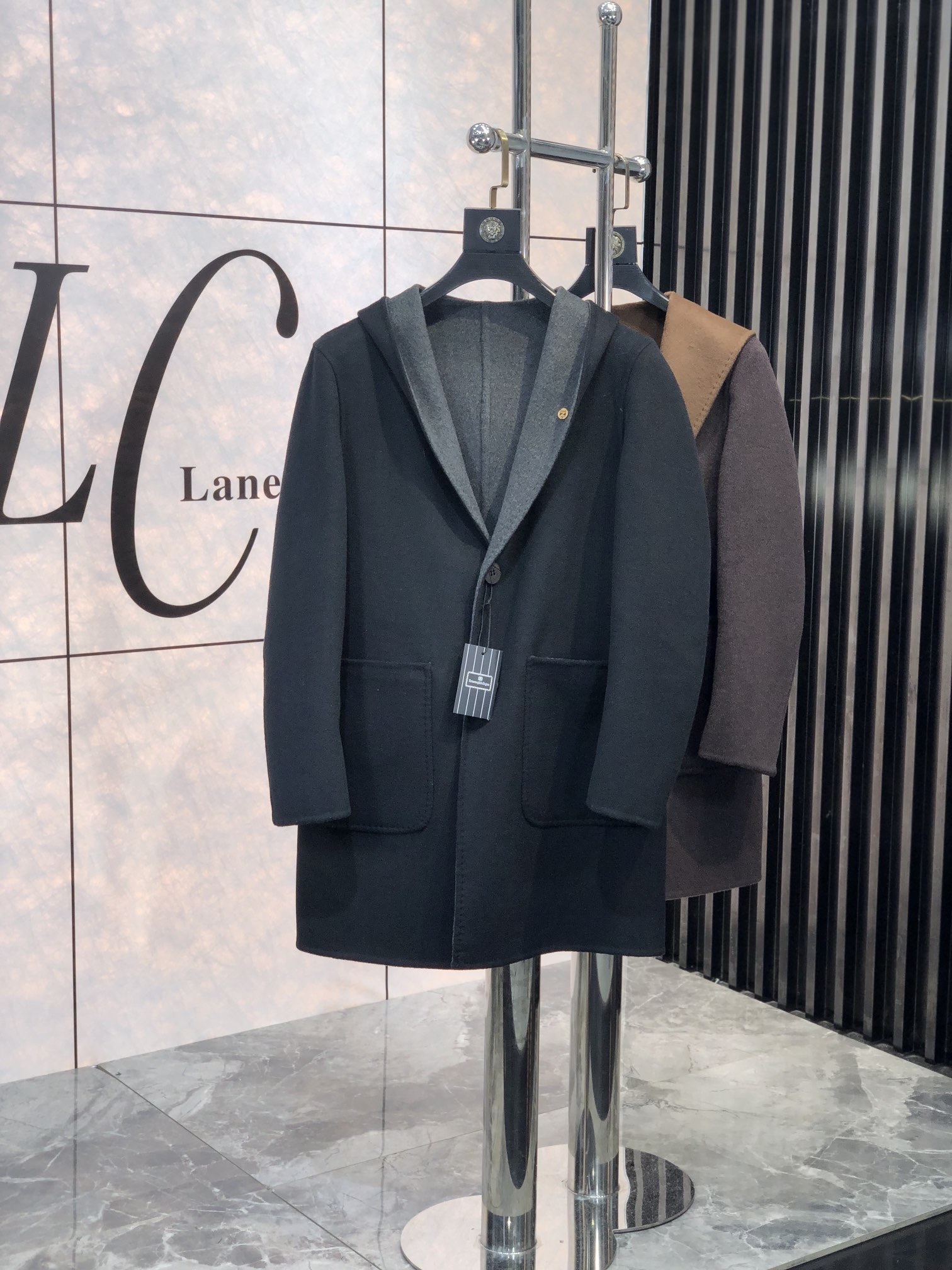 NO:116687,. .Jenia. Double-sided wear. New autumn and winter style men's cashmere Kenheton coat. This coat is a perfect combination of fashion and quality. It is carefully crafted from imported Australian cashmere, and the texture is unparalleled. The softness and warmth of cashmere, D brings you the ultimate comfort experience in autumn and winter. This coat is an aura, L shows the calmness and confidence of men. The iconic Chelsea cashmere coat inherits the brand's classic design and excellent quality. There is plaid cashmere under the collar. This unique design detail adds a sense of fashion and personality to the coat. The exquisite jacquard craftsmanship demonstrates the brand's high-end quality. From the outside to the inside, every detail has been carefully crafted to show Burberry's persistent pursuit of quality. Whether in business occasions or casual time, this Burberry  The new autumn and winter men's cashmere coat can make you the focus of attention. It is not only a piece of clothing, but also a reflection of a life attitude. It is to choose a perfect fusion of quality and fashion. Come and feel the charm of this cashmere coat, so that you can shine with unique brilliance in this autumn and winter season. The number of magnitude m-4xL.m wears 175/130 catties, burberry, zegna, alexander wang19860909. .杰尼亚.双面穿. 秋冬新款男士羊绒肯希顿大衣.这款大衣堪称时尚与品质的完美结合. 它采用澳洲进口羊绒精心打造,质感无与伦比.羊绒的柔软与温暖,D为您在秋冬季节带来极致的舒适体验. 这款大衣是气场款,L尽显男性的沉稳与自信.标志性的切尔西羊绒大衣,它传承了品牌的经典设计与卓越品质.领子下方为格纹羊绒,这一独特的设计细节,为大衣增添了一份时尚感与个性魅力.  精致的提花工艺彰显了品牌的高端品质.从外到内,每一个细节都经过精心雕琢,展现出巴宝莉对品质的执着追求.  无论是商务场合还是休闲时光,这款巴宝莉 秋冬新款男士羊绒大衣都能让您成为众人瞩目的焦点.它不仅是一件衣服,更是一种生活态度的体现.就是选择品质与时尚的完美融合.  快来感受这款羊绒大衣的魅力吧,让您在这个秋冬季节绽放独特的光彩. 码数m-4xL.m穿175/130斤,,burberry,zegna,alexander wang,Men's clothing