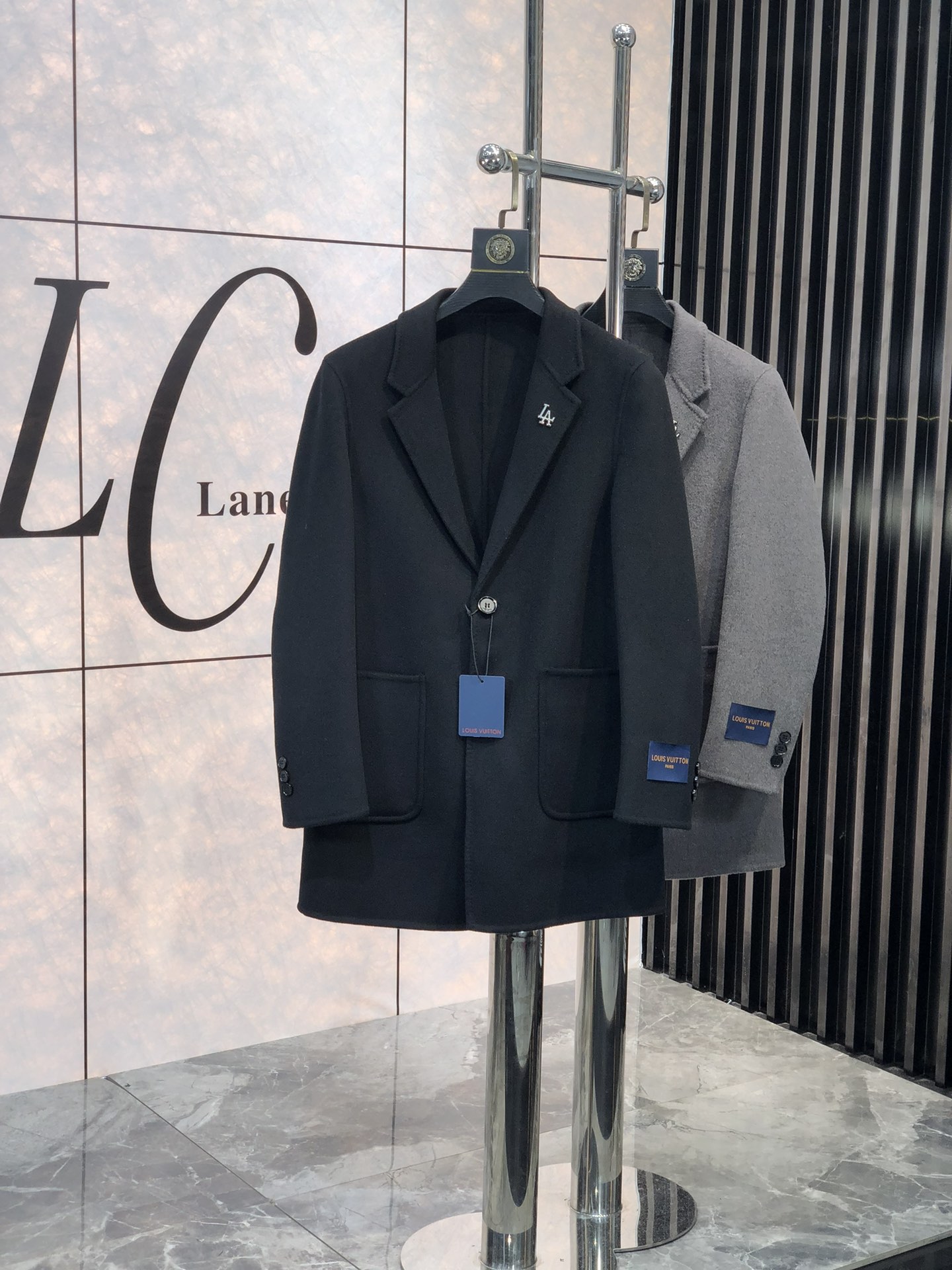 NO:116690,. .Lv. New autumn and winter men's cashmere Kenheaton coat. This coat is a perfect combination of fashion and quality. It is carefully crafted from imported Australian cashmere, with unparalleled texture. The softness and warmth of cashmere, D brings you the ultimate comfort experience in autumn and winter. This coat is an aura, L shows the calmness and confidence of men. The iconic Chelsea cashmere coat inherits the brand's classic design and excellent quality. The collar is plaid cashmere, and this unique design detail adds a sense of fashion and personality to the coat. The exquisite jacquard craftsmanship highlights the brand's high-end quality. From the outside to the inside, every detail has been carefully crafted to show Burberry's persistent pursuit of quality. Whether in business occasions or casual time, this Burberry  The new men's cashmere coat for autumn and winter can make you the focus of everyone's attention. It is not only a piece of clothing, but also a manifestation of a life attitude. It is to choose a perfect fusion of quality and fashion. Come and feel the charm of this cashmere coat, so that you can shine with unique brilliance in this autumn and winter season. The number of magnitude m-4xL.m wears 175/130 catties, burberry, louis vuitton, alexander wang19860909. .Lv. 秋冬新款男士羊绒肯希顿大衣.这款大衣堪称时尚与品质的完美结合. 它采用澳洲进口羊绒精心打造,质感无与伦比.羊绒的柔软与温暖,D为您在秋冬季节带来极致的舒适体验. 这款大衣是气场款,L尽显男性的沉稳与自信.标志性的切尔西羊绒大衣,它传承了品牌的经典设计与卓越品质.领子下方为格纹羊绒,这一独特的设计细节,为大衣增添了一份时尚感与个性魅力.  精致的提花工艺彰显了品牌的高端品质.从外到内,每一个细节都经过精心雕琢,展现出巴宝莉对品质的执着追求.  无论是商务场合还是休闲时光,这款巴宝莉 秋冬新款男士羊绒大衣都能让您成为众人瞩目的焦点.它不仅是一件衣服,更是一种生活态度的体现.就是选择品质与时尚的完美融合.  快来感受这款羊绒大衣的魅力吧,让您在这个秋冬季节绽放独特的光彩. 码数m-4xL.m穿175/130斤,,burberry,louis vuitton,alexander wang,Men's clothing