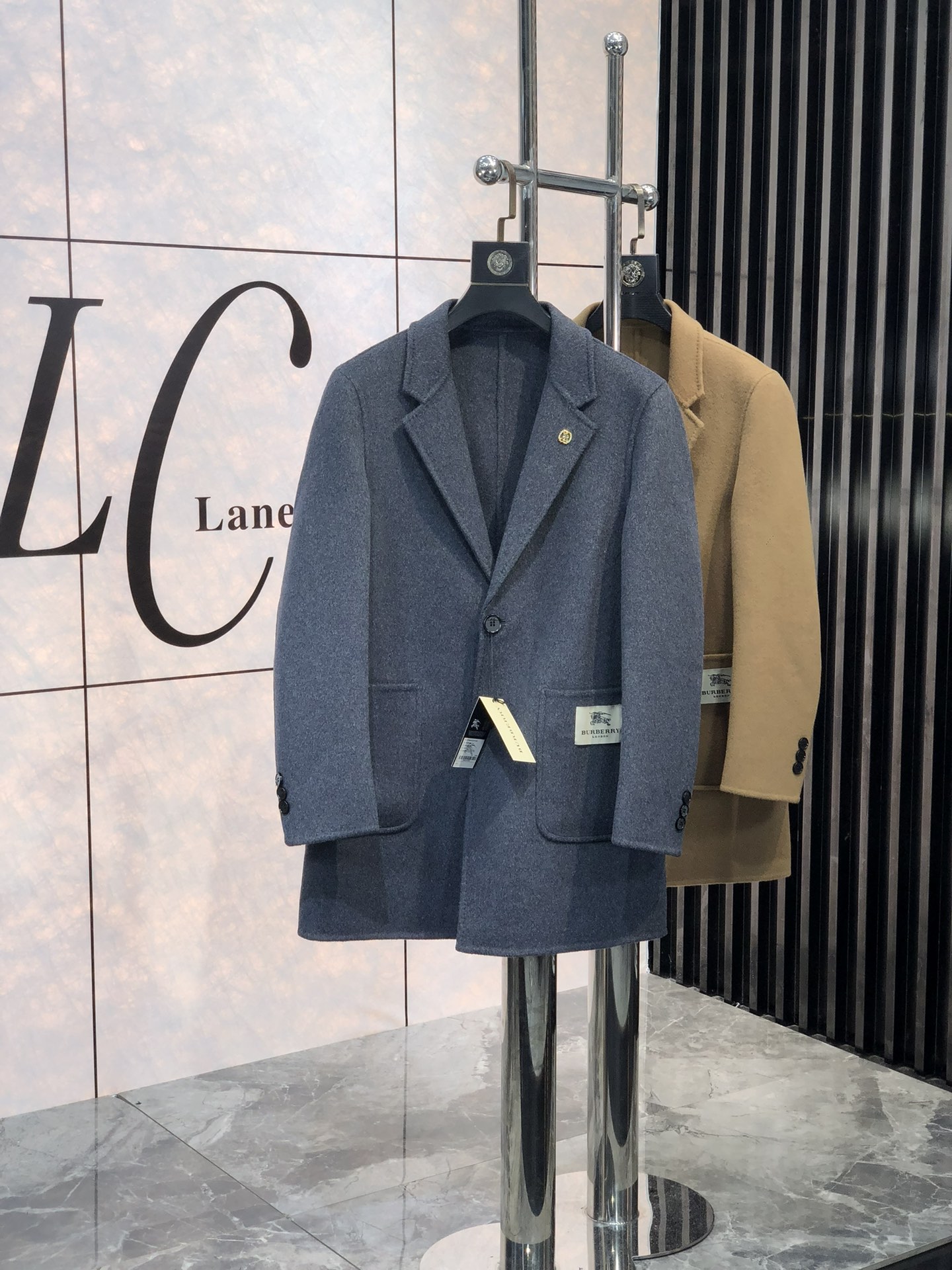 NO:116693,Burberry. New autumn and winter men's cashmere Kenheaton coat. This coat is a perfect combination of fashion and quality. It is carefully crafted from imported Australian cashmere, and the texture is unparalleled. The softness and warmth of cashmere, D brings you the ultimate comfort experience in autumn and winter. This coat is an aura style, L shows the calmness and confidence of men. The iconic Chelsea cashmere coat inherits the brand's classic design and excellent quality. There is plaid cashmere under the collar. This unique design detail adds a sense of fashion and personality to the coat. The exquisite jacquard craftsmanship highlights the brand's high-end quality. From the outside to the inside, every detail has been carefully crafted, showing Burberry's persistent pursuit of quality. Whether in business occasions or casual time, this Burberry  The new men's cashmere coat for autumn and winter can make you the focus of everyone's attention. It is not only a piece of clothing, but also a manifestation of a life attitude. It is to choose a perfect fusion of quality and fashion. Come and feel the charm of this cashmere coat, so that you can shine with unique brilliance in this autumn and winter season. The number of magnitude m-4xL.m wears 175/130 catties, burberry, alexander wang19860909. .巴宝莉. 秋冬新款男士羊绒肯希顿大衣.这款大衣堪称时尚与品质的完美结合. 它采用澳洲进口羊绒精心打造,质感无与伦比.羊绒的柔软与温暖,D为您在秋冬季节带来极致的舒适体验. 这款大衣是气场款,L尽显男性的沉稳与自信.标志性的切尔西羊绒大衣,它传承了品牌的经典设计与卓越品质.领子下方为格纹羊绒,这一独特的设计细节,为大衣增添了一份时尚感与个性魅力.  精致的提花工艺彰显了品牌的高端品质.从外到内,每一个细节都经过精心雕琢,展现出巴宝莉对品质的执着追求.  无论是商务场合还是休闲时光,这款巴宝莉 秋冬新款男士羊绒大衣都能让您成为众人瞩目的焦点.它不仅是一件衣服,更是一种生活态度的体现.就是选择品质与时尚的完美融合.  快来感受这款羊绒大衣的魅力吧,让您在这个秋冬季节绽放独特的光彩. 码数m-4xL.m穿175/130斤,,burberry,alexander wang,Men's clothing