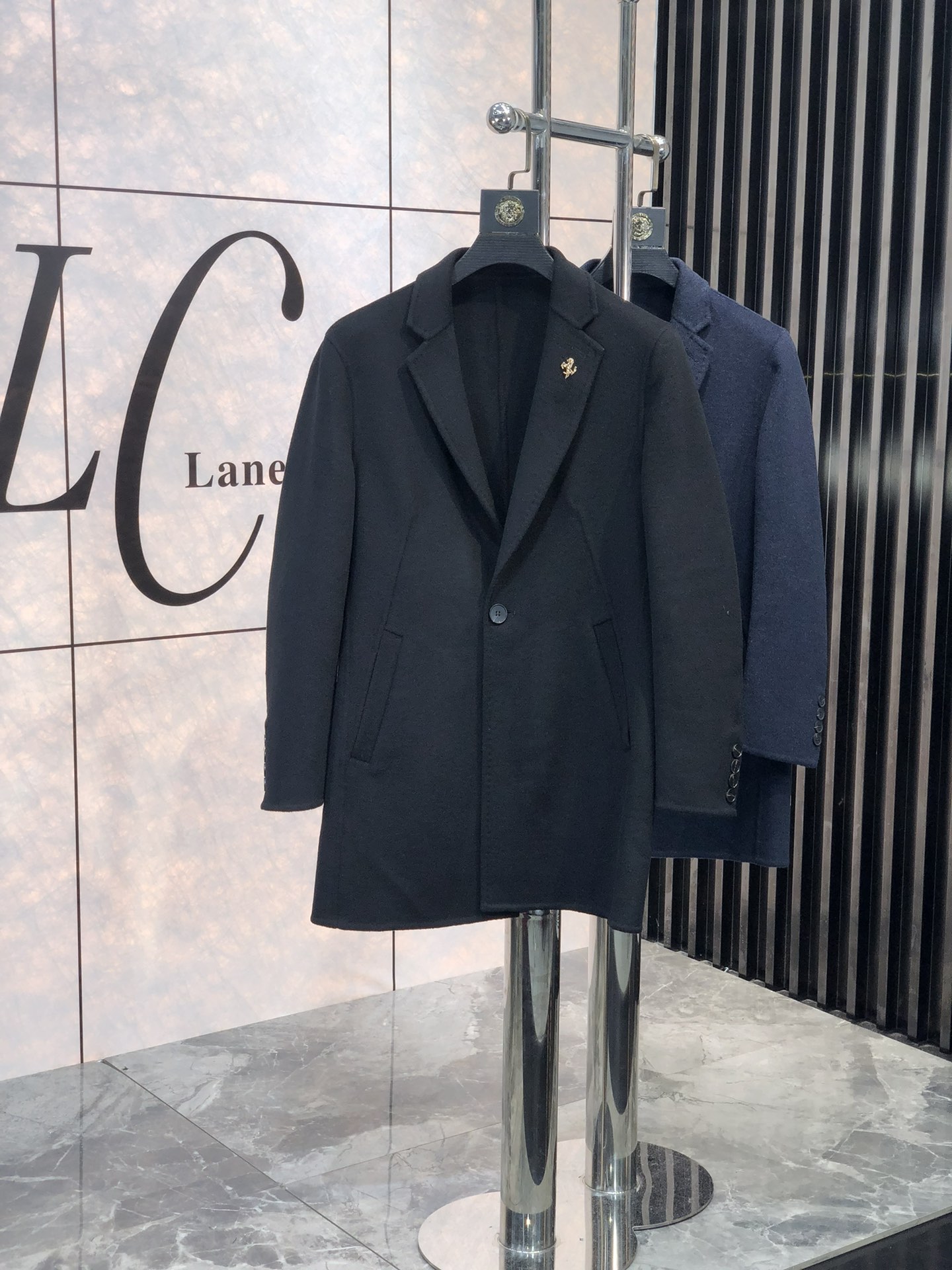 NO:116696,. . Hermes. New autumn and winter men's cashmere Kenheton coat. This coat is a perfect combination of fashion and quality. It is carefully crafted from imported Australian cashmere, with unparalleled texture. The softness and warmth of cashmere, D brings you the ultimate comfort experience in autumn and winter. This coat is an aura style, L shows the calmness and confidence of men. The iconic Chelsea cashmere coat inherits the brand's classic design and excellent quality. There is plaid cashmere under the collar. This unique design detail adds a sense of fashion and personality to the coat. The exquisite jacquard craftsmanship highlights the brand's high-end quality. From the outside to the inside, every detail has been carefully crafted, showing Burberry's persistent pursuit of quality. Whether in business occasions or casual time, this Burberry  The new autumn and winter men's cashmere coat can make you the focus of attention. It is not only a piece of clothing, but also a reflection of a life attitude. It is to choose a perfect fusion of quality and fashion. Come and feel the charm of this cashmere coat, so that you can shine with unique brilliance in this autumn and winter season. The number of magnitude m-4xL.m wears 175/130 catties, burberry, hermes, alexander wang19860909. .爱马仕. 秋冬新款男士羊绒肯希顿大衣.这款大衣堪称时尚与品质的完美结合. 它采用澳洲进口羊绒精心打造,质感无与伦比.羊绒的柔软与温暖,D为您在秋冬季节带来极致的舒适体验. 这款大衣是气场款,L尽显男性的沉稳与自信.标志性的切尔西羊绒大衣,它传承了品牌的经典设计与卓越品质.领子下方为格纹羊绒,这一独特的设计细节,为大衣增添了一份时尚感与个性魅力.  精致的提花工艺彰显了品牌的高端品质.从外到内,每一个细节都经过精心雕琢,展现出巴宝莉对品质的执着追求.  无论是商务场合还是休闲时光,这款巴宝莉 秋冬新款男士羊绒大衣都能让您成为众人瞩目的焦点.它不仅是一件衣服,更是一种生活态度的体现.就是选择品质与时尚的完美融合.  快来感受这款羊绒大衣的魅力吧,让您在这个秋冬季节绽放独特的光彩. 码数m-4xL.m穿175/130斤,,burberry,hermes,alexander wang,Men's clothing