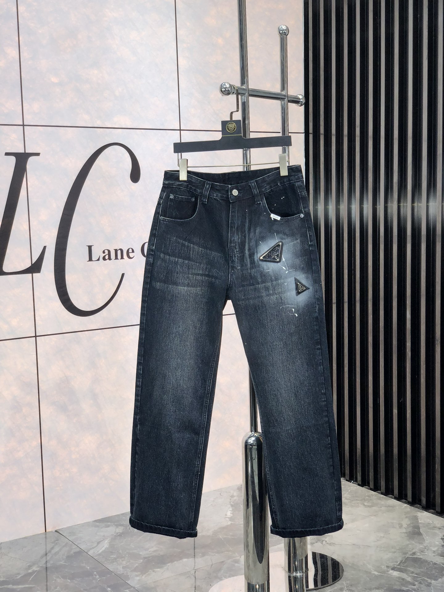 NO:116665,.Prada.2025 early spring men's denning wide-leg jeans, official album poster outfit style!  Customer-supplied high-quality imported denim original color fabric, S specially selected Japanese Okayama pure 13oz ounce denim fabric, heavy environmentally friendly plant enzyme washing process, G texture has a light retro color, which is quite beautiful, and is very suitable for the early spring color matching. The fabric is soft and delicate after washing, but has a strong bones and a little elastic, providing an excellent comfort experience. There is no damage to any craft elements throughout the body, retaining the purest tannin color!  The whole body details are so perfect, exquisite and exquisite. The latest waist leather mark demonstrates the brand's characteristics. The original hardware of the counter and pure manual hand-painted ensure quality, and the wiring all reflects the ingenious craftsmanship!  The style is perfectly tailored, and the hip lifting effect is excellent. It can easily sweep any top matching in the wardrobe. It has extensive compatibility and is satisfied with various daily outfits. It has a lot of upper body styles and must-have trousers for quality control and 1V masturbation control!  Size 29--38, prada, jeans, alexander wang19860909.普拉达 .2025早春男士丹宁阔腿牛仔裤,官宣画册海报穿搭款！ 客供高级进口的丹宁原色面料,s特选日本冈山纯正13oz 盎司牛仔布料,重磅环保植物酵素水洗工艺,g肌理有着淡淡的复古色彩,相当漂亮,极符合早春的配色,面料经过水洗后柔软细腻,但筋骨感极强,且略带弹力,提供了绝佳的舒适体验,通身无任何工艺元素破坏,保留了最纯粹的丹宁本色！通身细节完美如斯,精湛且考究,最新的腰部皮标彰显了品牌特质,专柜原版五金、纯人工手绘保证品质,走线无不体现出匠心工艺！版型剪裁完美,提臀修身效果绝佳,可轻松横扫衣橱任何的上装搭配,兼容性广泛,满足于日常各种穿搭,上身型款十足,于品质控及1V迷控者必入型裤装！ 尺码29--38,,prada,jeans,alexander wang,Men's clothing