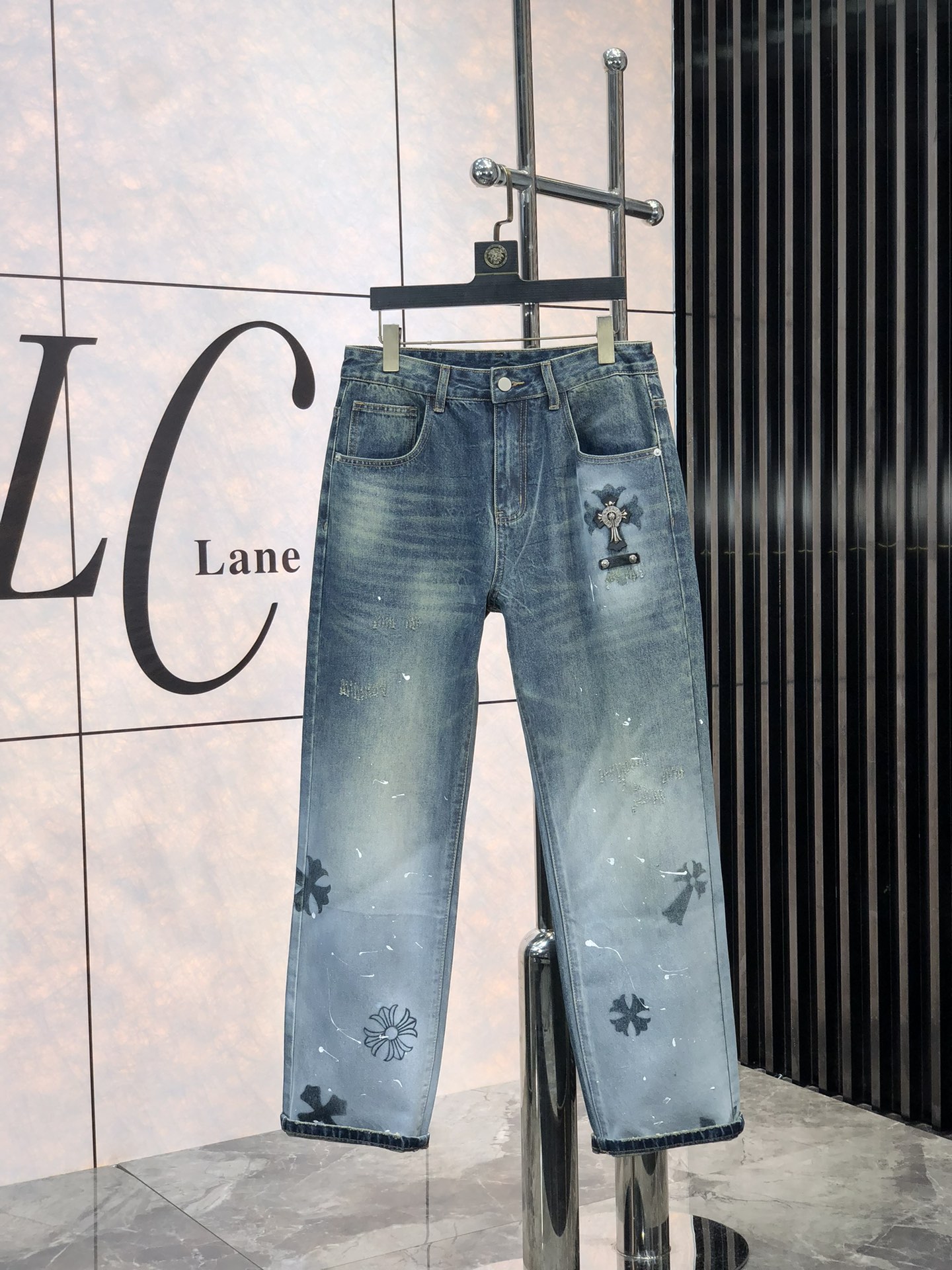 NO:116668,.Croxin. 2025 early spring men's denning wide-leg jeans, official album poster outfit style!  Customer-supplied high-quality imported denim original color fabric, S specially selected Japanese Okayama pure 13oz ounce denim fabric, heavy environmentally friendly plant enzyme washing process, G texture has a light retro color, which is quite beautiful, and is very suitable for the early spring color matching. The fabric is soft and delicate after washing, but has a strong bones and a little elastic, providing an excellent comfort experience. There is no damage to any craft elements throughout the body, retaining the purest tannin color!  The whole body details are so perfect, exquisite and exquisite. The latest waist leather mark demonstrates the brand's characteristics. The original hardware of the counter and pure manual hand-painted ensure quality, and the wiring all reflects the ingenious craftsmanship!  The style is perfectly tailored, and the hip lifting effect is excellent. It can easily sweep any top matching in the wardrobe. It has extensive compatibility and is satisfied with various daily outfits. It has a lot of upper body styles and must-have trousers for quality control and 1V masturbation control!  Size 29--38, Chrome hearts, jeans, alexander wang19860909.克罗心.2025早春男士丹宁阔腿牛仔裤,官宣画册海报穿搭款！ 客供高级进口的丹宁原色面料,s特选日本冈山纯正13oz 盎司牛仔布料,重磅环保植物酵素水洗工艺,g肌理有着淡淡的复古色彩,相当漂亮,极符合早春的配色,面料经过水洗后柔软细腻,但筋骨感极强,且略带弹力,提供了绝佳的舒适体验,通身无任何工艺元素破坏,保留了最纯粹的丹宁本色！通身细节完美如斯,精湛且考究,最新的腰部皮标彰显了品牌特质,专柜原版五金、纯人工手绘保证品质,走线无不体现出匠心工艺！版型剪裁完美,提臀修身效果绝佳,可轻松横扫衣橱任何的上装搭配,兼容性广泛,满足于日常各种穿搭,上身型款十足,于品质控及1V迷控者必入型裤装！ 尺码29--38,,chrome hearts,jeans,alexander wang,Men's clothing