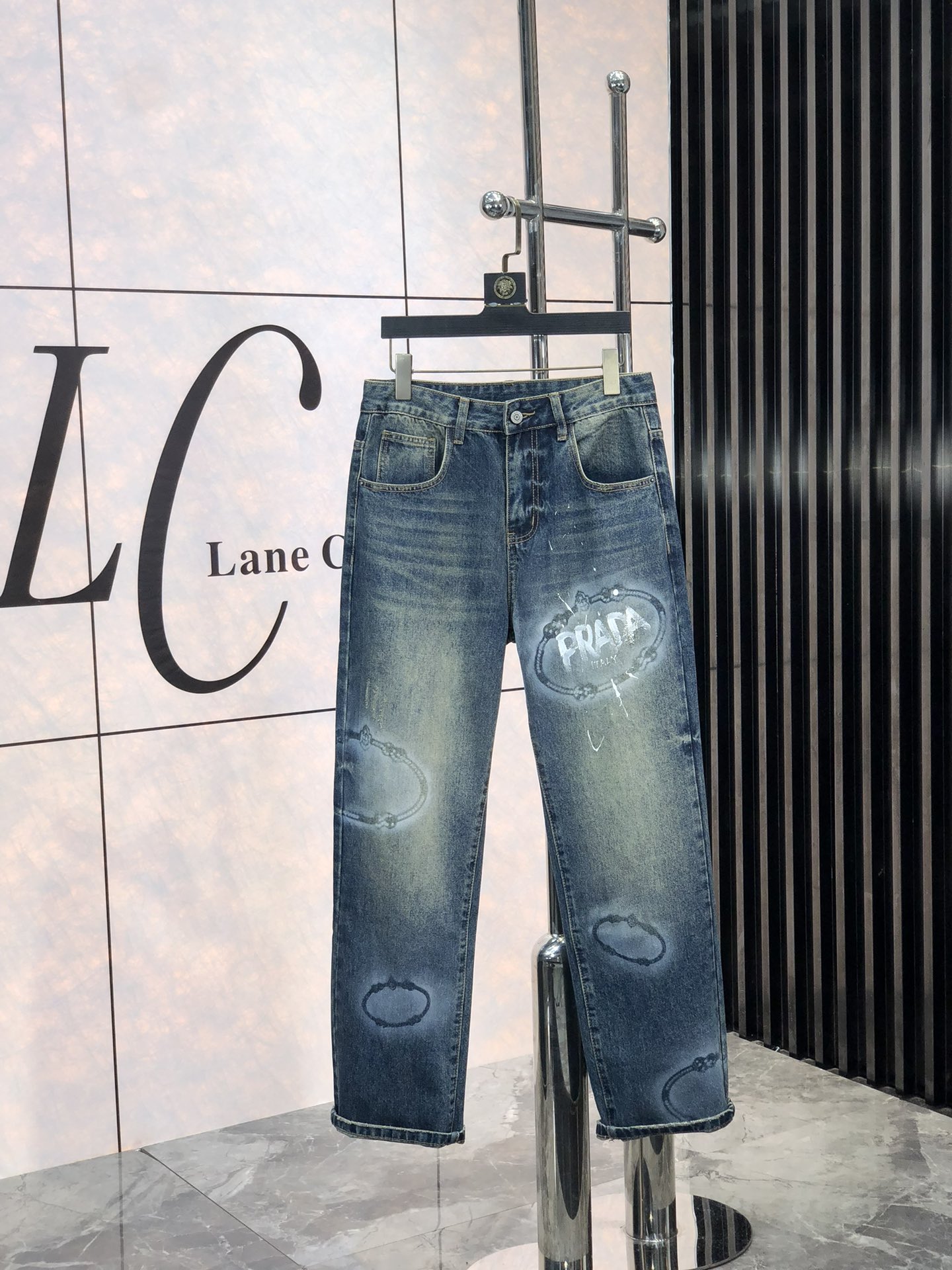 NO:116671,.Prada.2025 early spring men's denning wide-leg jeans, official album poster outfit style!  Customer-supplied high-quality imported denim original color fabric, S specially selected Japanese Okayama pure 13oz ounce denim fabric, heavy environmentally friendly plant enzyme washing process, G texture has a light retro color, which is quite beautiful, and is very suitable for the early spring color matching. The fabric is soft and delicate after washing, but has a strong bones and a little elastic, providing an excellent comfort experience. There is no damage to any craft elements throughout the body, retaining the purest tannin color!  The whole body details are so perfect, exquisite and exquisite. The latest waist leather mark demonstrates the brand's characteristics. The original hardware of the counter and pure manual hand-painted ensure quality, and the wiring all reflects the ingenious craftsmanship!  The style is perfectly tailored, and the hip lifting effect is excellent. It can easily sweep any top matching in the wardrobe. It has extensive compatibility and is satisfied with various daily outfits. It has a lot of upper body styles and must-have trousers for quality control and 1V masturbation control!  Size 29--38, prada, jeans, alexander wang19860909.普拉达 .2025早春男士丹宁阔腿牛仔裤,官宣画册海报穿搭款！ 客供高级进口的丹宁原色面料,s特选日本冈山纯正13oz 盎司牛仔布料,重磅环保植物酵素水洗工艺,g肌理有着淡淡的复古色彩,相当漂亮,极符合早春的配色,面料经过水洗后柔软细腻,但筋骨感极强,且略带弹力,提供了绝佳的舒适体验,通身无任何工艺元素破坏,保留了最纯粹的丹宁本色！通身细节完美如斯,精湛且考究,最新的腰部皮标彰显了品牌特质,专柜原版五金、纯人工手绘保证品质,走线无不体现出匠心工艺！版型剪裁完美,提臀修身效果绝佳,可轻松横扫衣橱任何的上装搭配,兼容性广泛,满足于日常各种穿搭,上身型款十足,于品质控及1V迷控者必入型裤装！ 尺码29--38,,prada,jeans,alexander wang,Men's clothing