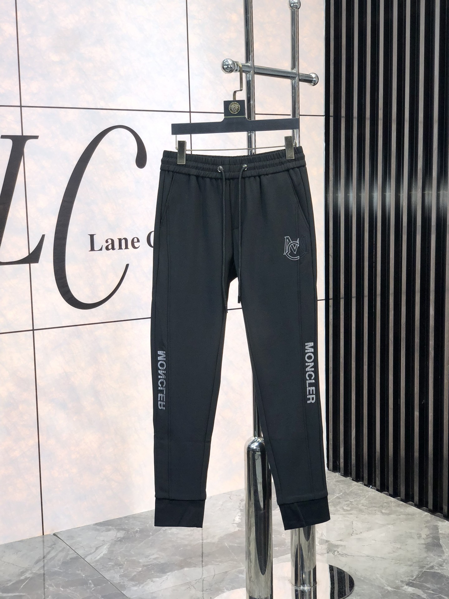 NO:116685,.录口. 2025 early spring new casual pants are released simultaneously on the official website, with minimalist craftsmanship design, imported customer-supplied auxiliary materials and fabric customization, and s OEM factory produced without inspection!  Every detail is the ultimate, the original hardware accessories are trendy, stylish and handsome, and the trendy ones are essential for trendy people!  Code number m-4xL.m wear 175/130, Moncler, alexander wang19860909.蒙口.2025早春新品休闲裤,官网同步发售,裤身极简工艺设计,进口客供辅料、面料定制,s代工厂出品免检！每个细节做到极致,原版五金配件,潮范十足、g上身有型帅气,潮人必备单品！码数m-4xL.m穿175/130,,Moncler,alexander wang,Men's clothing