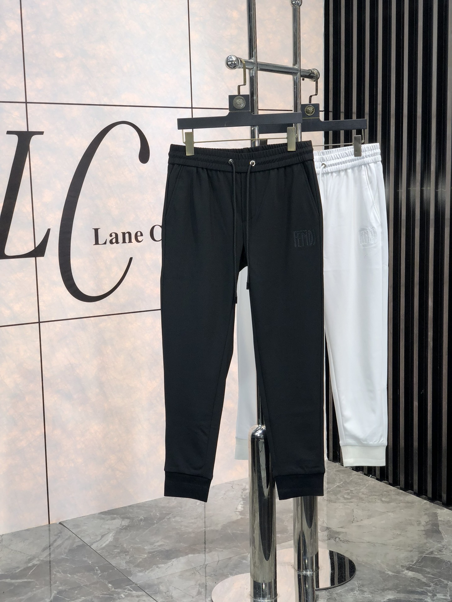 NO:116691,.Fendi. 2025 early spring new casual pants, released simultaneously on the official website, minimalist craftsmanship design of the pants, imported customer-supplied auxiliary materials and fabric customization, and s OEM factory produced without inspection!  Every detail is the ultimate, the original hardware accessories are trendy, stylish and handsome, and the trendy ones are essential for trendy people!  Code number m-4xL.m wear 175/130, fendi, alexander wang19860909.芬迪.2025早春新品休闲裤,官网同步发售,裤身极简工艺设计,进口客供辅料、面料定制,s代工厂出品免检！每个细节做到极致,原版五金配件,潮范十足、g上身有型帅气,潮人必备单品！码数m-4xL.m穿175/130,,fendi,alexander wang,Men's clothing