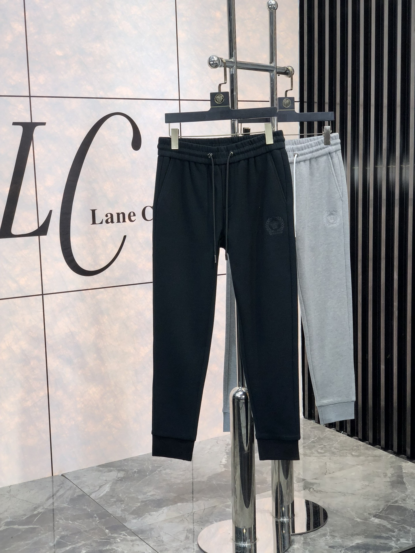 NO:116667,.Versey. 2025 early spring new casual pants, released simultaneously on the official website, minimalist craftsmanship design of the trouser body, imported customer-supplied auxiliary materials and fabric customization, and s OEM factory produced without inspection!  Every detail is the ultimate, the original hardware accessories are trendy, stylish and handsome, and the trendy ones are essential for trendy people!  Code number m-4xL.m wear 175/130, versace,alexander wang19860909.范思哲.2025早春新品休闲裤,官网同步发售,裤身极简工艺设计,进口客供辅料、面料定制,s代工厂出品免检！每个细节做到极致,原版五金配件,潮范十足、g上身有型帅气,潮人必备单品！码数m-4xL.m穿175/130,,versace,alexander wang,Men's clothing