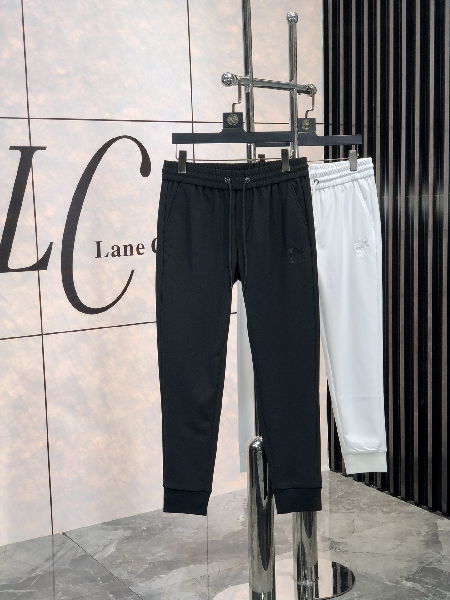 NO:116673,.Hermes .2025 early spring new casual pants, released simultaneously on the official website, minimalist craftsmanship design for the trouser body, imported customer-supplied auxiliary materials and fabric customization, and s OEM factory produced without inspection!  Every detail is the ultimate, the original hardware accessories are trendy, stylish and handsome, and the trendy ones are essential for trendy people!  Number of code m-4xL.m wear 175/130, hermes, alexander wang19860909.爱马仕 .2025早春新品休闲裤,官网同步发售,裤身极简工艺设计,进口客供辅料、面料定制,s代工厂出品免检！每个细节做到极致,原版五金配件,潮范十足、g上身有型帅气,潮人必备单品！码数m-4xL.m穿175/130,,hermes,alexander wang,Men's clothing