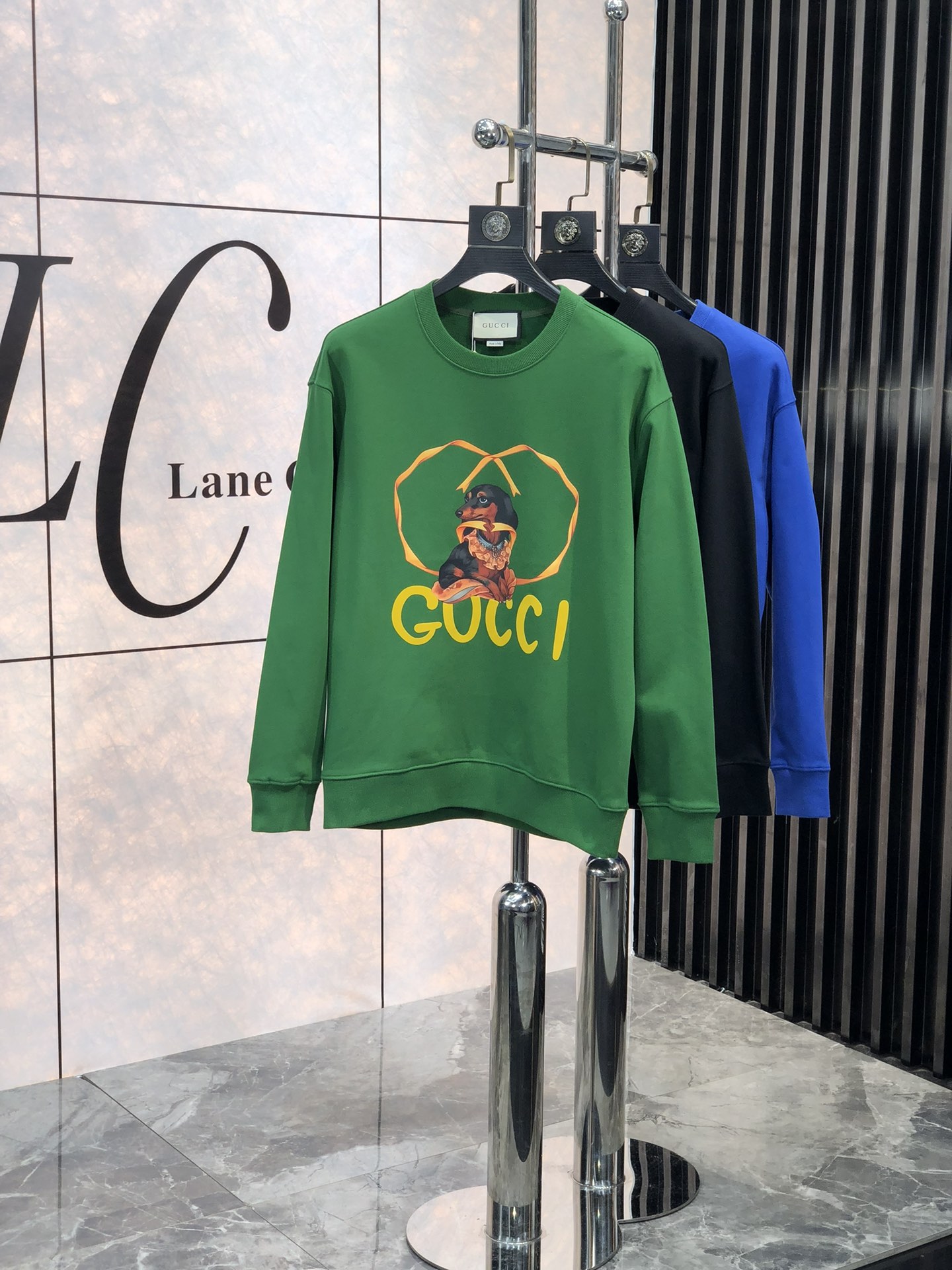 NO:116676,. .Gucci.2025//The new men's round neck long-sleeved sweatshirt in early spring#This sweatshirt uses cotton to bring you the ultimate warmth experience. It can be directly close to the body without thorns, w is very skin-friendly and breathable, allowing you to enjoy comfort and freedom. The front letter pattern is full of details, 6 presents a three-dimensional effect, and you will definitely become the focus of attention when walking in the crowd. Standard style cut, you can easily control the upper body regardless of height, shortness, fatness and thinness. Paired with a pair of slim jeans, you can easily show your fashion and vitality. If you like a sweatshirt, don't miss this one, it will become an indispensable item in your winter wardrobe. It is not only warm and comfortable, but also fashionable and stylish, allowing you to fully bloom in the cold seasons.  Size M-xxxL.m wear 175/130, gucci, hoodie, sweatshirts, jeans, alexander wang19860909. .Gucci.2025//早春新款男士圆领长袖卫衣#这款卫衣采用棉为你带来极致的温暖体验.它可直接贴身无扎刺感,w十分亲肤透气,让你尽享舒适与自在. 前幅字母图案细节感十足,6呈现出立体效果,走在人群中,你绝对会成为瞩目的焦点. 标准版型裁剪,随意上身没有任何压力,无论高矮胖瘦都能轻松驾驭.搭配一条修身牛仔裤,就能轻松展现你的时尚与活力.喜欢卫衣的你千万别错过这款,它会成为你冬季衣橱必不可少的一件单品.不仅保暖舒适,还时尚有型,让你在寒冷的季节里也能尽情绽放魅力. 尺码M-xxxL.m穿175/130,,gucci,hoodie,sweatshirts,jeans,alexander wang,Men's clothing