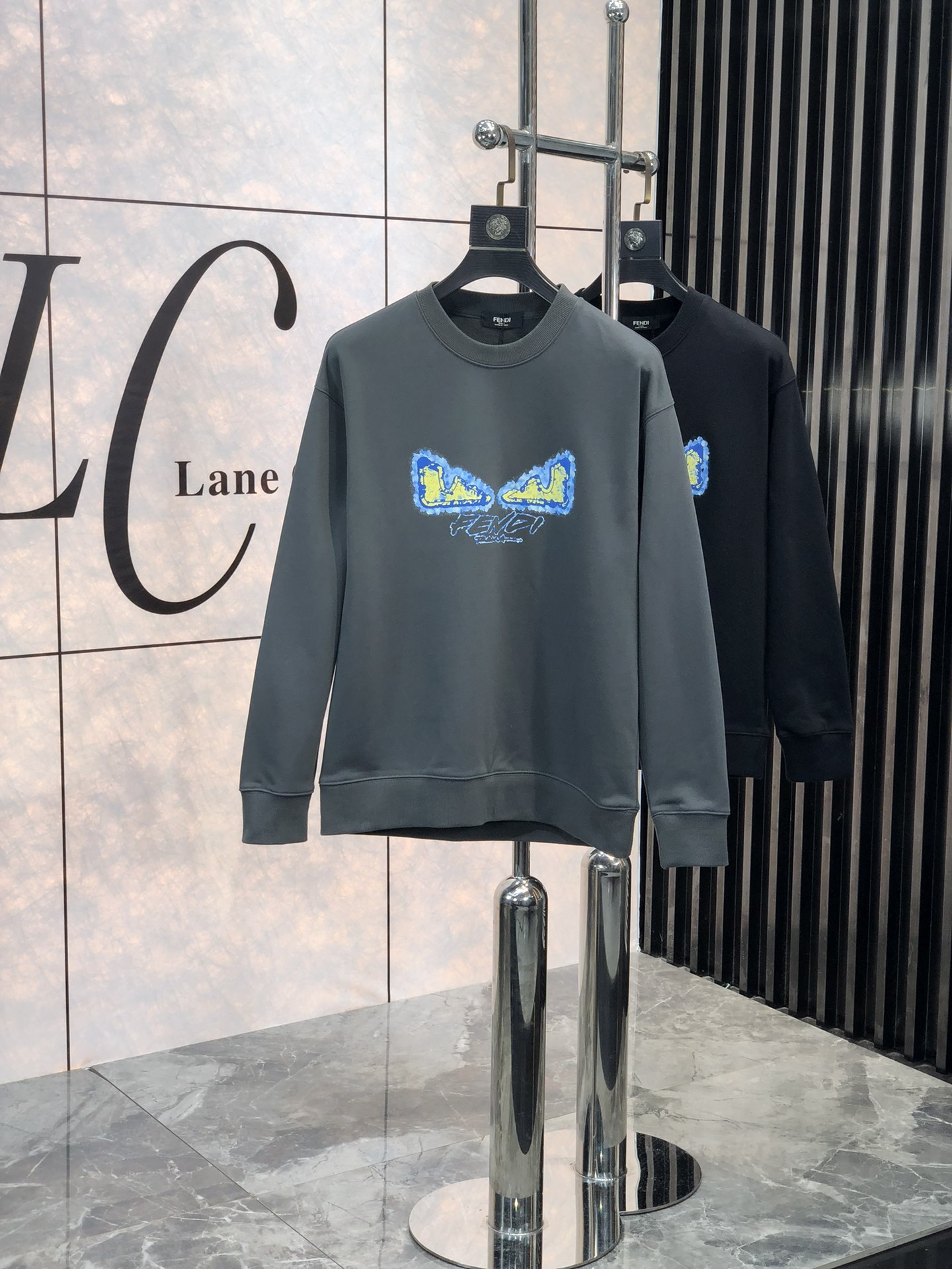 NO:116686,. . Fendi.2025//The new men's round neck long-sleeved sweatshirt in early spring#This sweatshirt uses cotton to bring you the ultimate warmth experience. It can be directly close to the body without thorns, w is very skin-friendly and breathable, allowing you to enjoy comfort and freedom. The front letter pattern is full of details, 6 presents a three-dimensional effect, and you will definitely become the focus of attention when walking in the crowd. Standard style cut, you can easily control the upper body regardless of height, shortness, fatness and thinness. Paired with a pair of slim jeans, you can easily show your fashion and vitality. If you like a sweatshirt, don't miss this one, it will become an indispensable item in your winter wardrobe. It is not only warm and comfortable, but also fashionable and stylish, allowing you to fully bloom in the cold seasons.  Size M-xxxL.m wear 175/130, fendi, hoodie, sweatshirts, jeans, alexander wang19860909. .芬迪.2025//早春新款男士圆领长袖卫衣#这款卫衣采用棉为你带来极致的温暖体验.它可直接贴身无扎刺感,w十分亲肤透气,让你尽享舒适与自在. 前幅字母图案细节感十足,6呈现出立体效果,走在人群中,你绝对会成为瞩目的焦点. 标准版型裁剪,随意上身没有任何压力,无论高矮胖瘦都能轻松驾驭.搭配一条修身牛仔裤,就能轻松展现你的时尚与活力.喜欢卫衣的你千万别错过这款,它会成为你冬季衣橱必不可少的一件单品.不仅保暖舒适,还时尚有型,让你在寒冷的季节里也能尽情绽放魅力. 尺码M-xxxL.m穿175/130,,fendi,hoodie,sweatshirts,jeans,alexander wang,Men's clothing