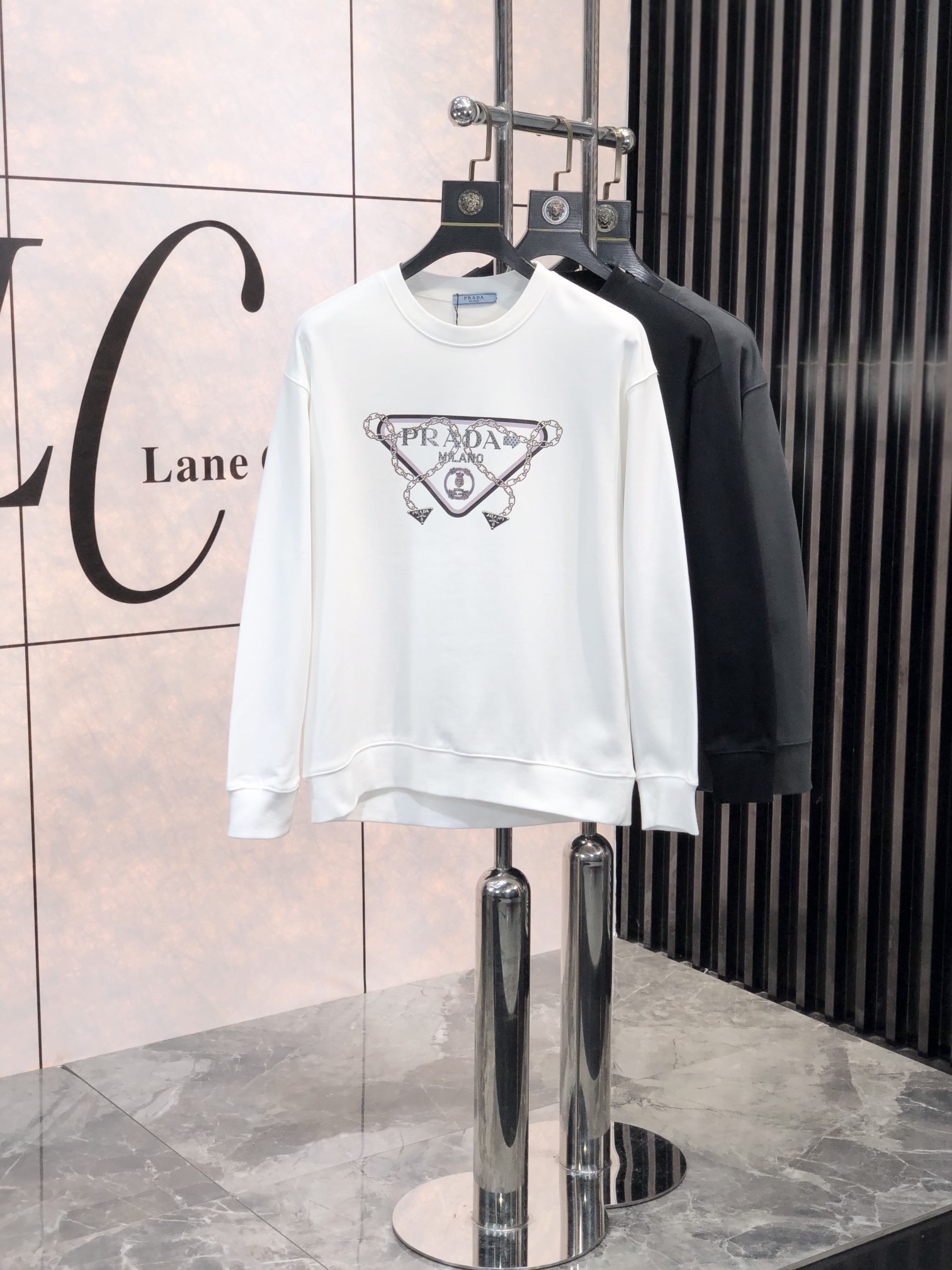 NO:116692,. .Prada.2025//The new men's round neck long-sleeved sweatshirt in early spring#This sweatshirt uses cotton to bring you the ultimate warmth experience. It can be directly close to the body without thorns, w is very skin-friendly and breathable, allowing you to enjoy comfort and freedom. The front letter pattern is full of details, 6 presents a three-dimensional effect, and you will definitely become the focus of attention when walking in the crowd. Standard style cut, you can easily control the upper body regardless of height, shortness, fatness and thinness. Paired with a pair of slim jeans, you can easily show your fashion and vitality. If you like a sweatshirt, don't miss this one, it will become an indispensable item in your winter wardrobe. It is not only warm and comfortable, but also fashionable and stylish, allowing you to fully bloom in the cold seasons.  Size M-xxxL.m wear 175/130, prada, hoodie, sweatshirts, jeans, alexander wang19860909. .普拉达.2025//早春新款男士圆领长袖卫衣#这款卫衣采用棉为你带来极致的温暖体验.它可直接贴身无扎刺感,w十分亲肤透气,让你尽享舒适与自在. 前幅字母图案细节感十足,6呈现出立体效果,走在人群中,你绝对会成为瞩目的焦点. 标准版型裁剪,随意上身没有任何压力,无论高矮胖瘦都能轻松驾驭.搭配一条修身牛仔裤,就能轻松展现你的时尚与活力.喜欢卫衣的你千万别错过这款,它会成为你冬季衣橱必不可少的一件单品.不仅保暖舒适,还时尚有型,让你在寒冷的季节里也能尽情绽放魅力. 尺码M-xxxL.m穿175/130,,prada,hoodie,sweatshirts,jeans,alexander wang,Men's clothing