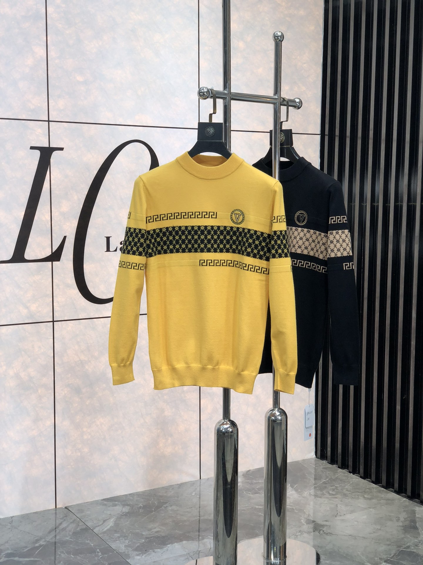 NO:119863,.Versey.ss new autumn and winter products, soft round-neck wool sweater, exclusive design!  A sweater with super smooth lines that conforms to the aesthetic tone. The most basic style is in a minimalist and low-key luxury style. The simpler the item in the fashion industry, the easier it is to show a high-end and fashionable feeling. It is supplied with wool knitted blended fabric, which has a soft and comfortable touch, and is extremely skin-friendly and fashionable style that reduces age. It is a must-have item!  Counter code m-4xL .m wear/130 catties, versace, sweaters, alexander wang19860909.范思哲.ss秋冬新品 柔软圆领羊毛针织衫,设计独家呈现！超级流畅线条感极符合美学基调的一款毛衣,最基础的款式以极简低调的奢华风格,w在时尚界越简单的单品,越极易彰显出高级时髦感,客供羊毛针织混纺面料,触感柔软舒适,3亲肤性极佳,极具减龄时髦款式,必入单品！专柜码数m-4xL .m穿/130斤,,versace,sweaters,alexander wang,Men's clothing