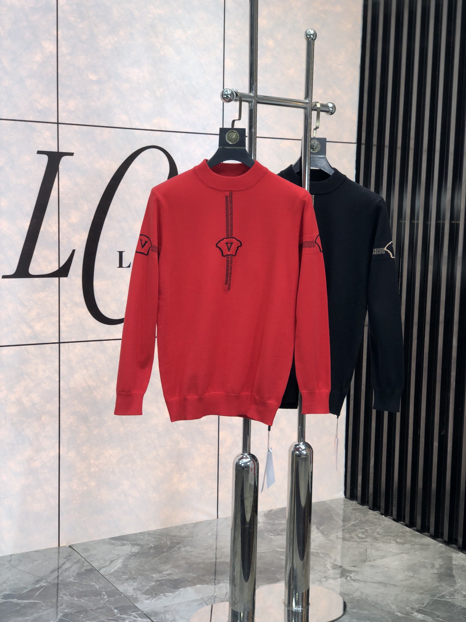 NO:119868,.Versey.ss new autumn and winter products, soft round-neck wool sweater, exclusive design!  A sweater with super smooth lines that conforms to the aesthetic tone. The most basic style is in a minimalist and low-key luxury style. The simpler the item in the fashion industry, the easier it is to show a high-end and fashionable feeling. 3 customers provide wool knitted blended fabrics, which have a soft and comfortable touch, excellent skin-friendly and fashionable styles that reduce age. They are a must-have item!  Counter code m-4xL .m wear/130 catties, versace, sweaters, alexander wang19860909.范思哲.ss秋冬新品 柔软圆领羊毛针织衫,设计独家呈现！超级流畅线条感极符合美学基调的一款毛衣,最基础的款式以极简低调的奢华风格,w在时尚界越简单的单品,越极易彰显出高级时髦感,3客供羊毛针织混纺面料,触感柔软舒适,亲肤性极佳,极具减龄时髦款式,必入单品！专柜码数m-4xL .m穿/130斤,,versace,sweaters,alexander wang,Men's clothing