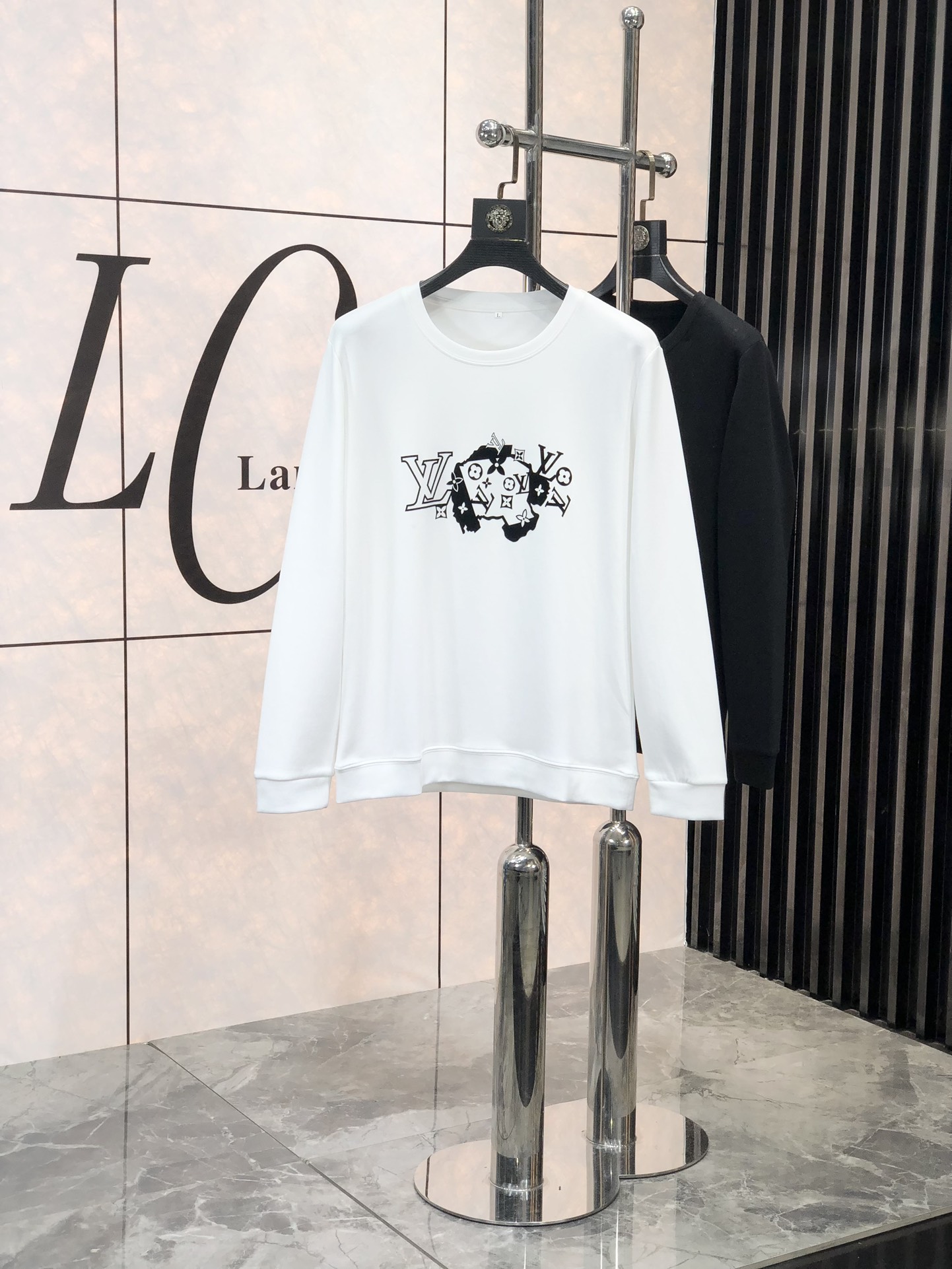 NO:118168,. .Lv. High-end customization 25FW early spring new round neck sweatshirt. A carefully designed exclusive and series that combines comfort and exquisiteness to enhance your dress style this early spring. Original sweatshirt fabric. This series includes comfortable and warm, 1f classic fashion line. Sleeve streamlined cut practical and versatile, extremely high-end luxury. Number m-4xL.m wear 175/125 catties (be sure to report height and weight to place an order),,louis vuitton,hoodie,sweatshirts,alexander wang19860909. .Lv.高端定制 25FW早春新款圆领卫衣 精心设计、兼具舒适性和精致感的专属和系列,提升您这个早春的着装格调.原版卫衣面料.该系列包含舒适保暖、1f经典时尚一线 袖子流线型裁剪 实用百搭 极具高端奢华感 码数m-4xL.m穿175/125斤（下单一定要报身高体重）,,louis vuitton,hoodie,sweatshirts,alexander wang,Men's clothing