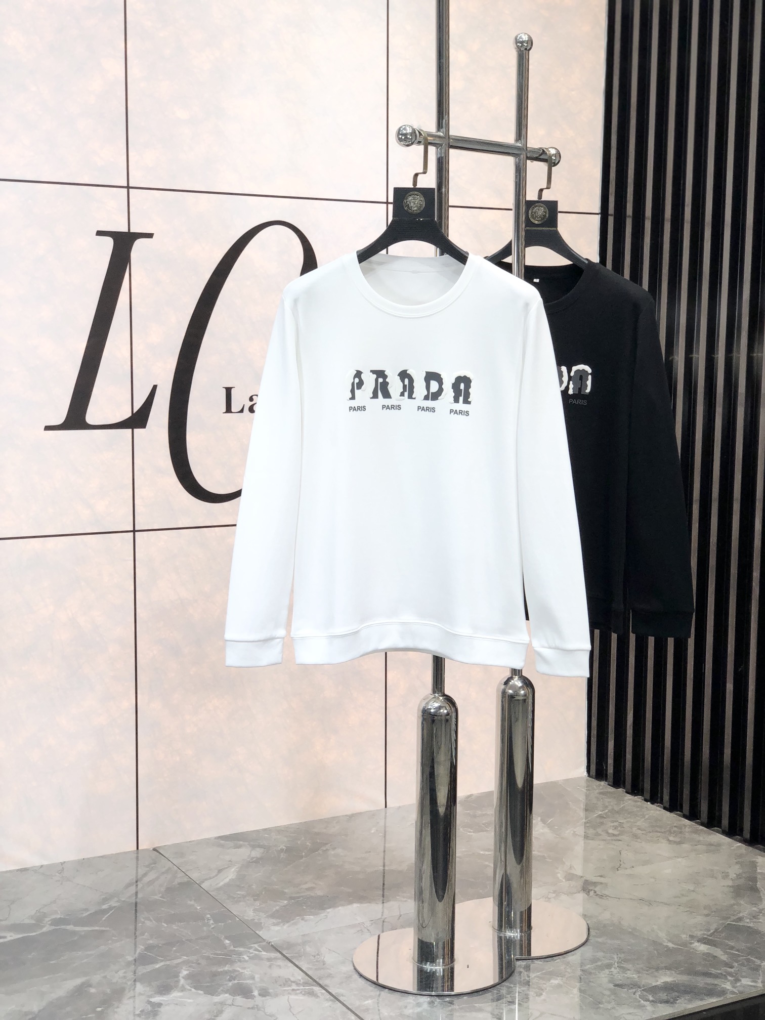 NO:118171,. . Prada. High-end customization 25FW early spring new round neck sweatshirt. A carefully designed exclusive and series that combines comfort and exquisiteness to enhance your dress style this early spring. Original sweatshirt fabric. This series includes comfortable and warm, 1f classic fashion line. Sleeve streamlined cut practical and versatile, extremely high-end luxury. Number m-4xL.m wear 175/125 catties (be sure to report height and weight to place an order), prada, hoodie, sweatshirts, alexander wang19860909. .普拉达.高端定制 25FW早春新款圆领卫衣 精心设计、兼具舒适性和精致感的专属和系列,提升您这个早春的着装格调.原版卫衣面料.该系列包含舒适保暖、1f经典时尚一线 袖子流线型裁剪 实用百搭 极具高端奢华感 码数m-4xL.m穿175/125斤（下单一定要报身高体重）,,prada,hoodie,sweatshirts,alexander wang,Men's clothing