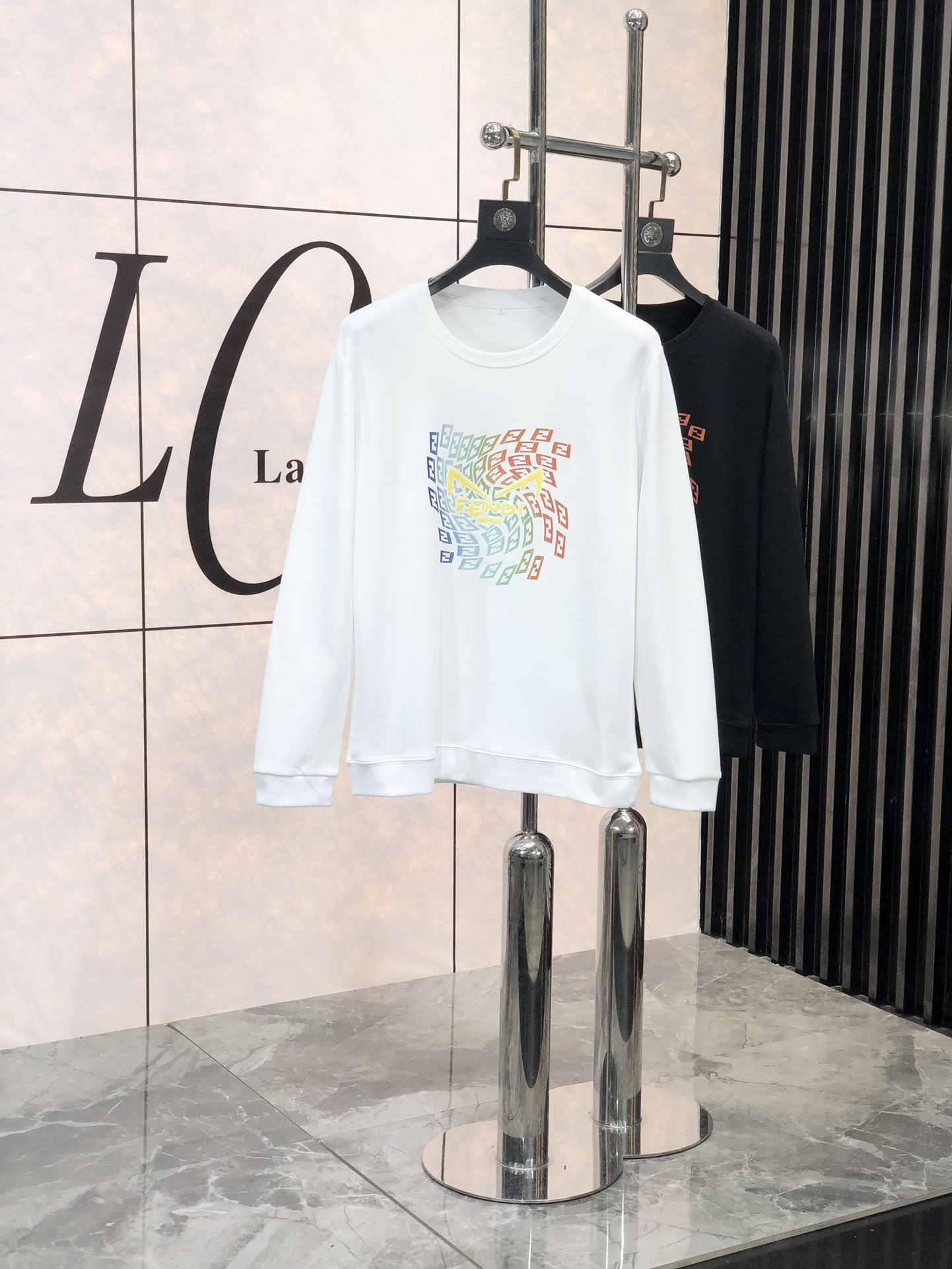 NO:118180,. . Fendi. High-end customization 25FW early spring new round neck sweatshirt. A carefully designed exclusive and series that combines comfort and exquisiteness to enhance your dress style this early spring. Original sweatshirt fabric. This series includes comfortable and warm, 1f classic fashion line. Sleeve streamlined cut practical and versatile, and has a high-end luxury. Number m-4xL.m wear 175/125 catties (be sure to report height and weight to place an order), fendi, hoodie, sweatshirts, alexander wang19860909. .芬迪.高端定制 25FW早春新款圆领卫衣 精心设计、兼具舒适性和精致感的专属和系列,提升您这个早春的着装格调.原版卫衣面料.该系列包含舒适保暖、1f经典时尚一线 袖子流线型裁剪 实用百搭 极具高端奢华感 码数m-4xL.m穿175/125斤（下单一定要报身高体重）,,fendi,hoodie,sweatshirts,alexander wang,Men's clothing