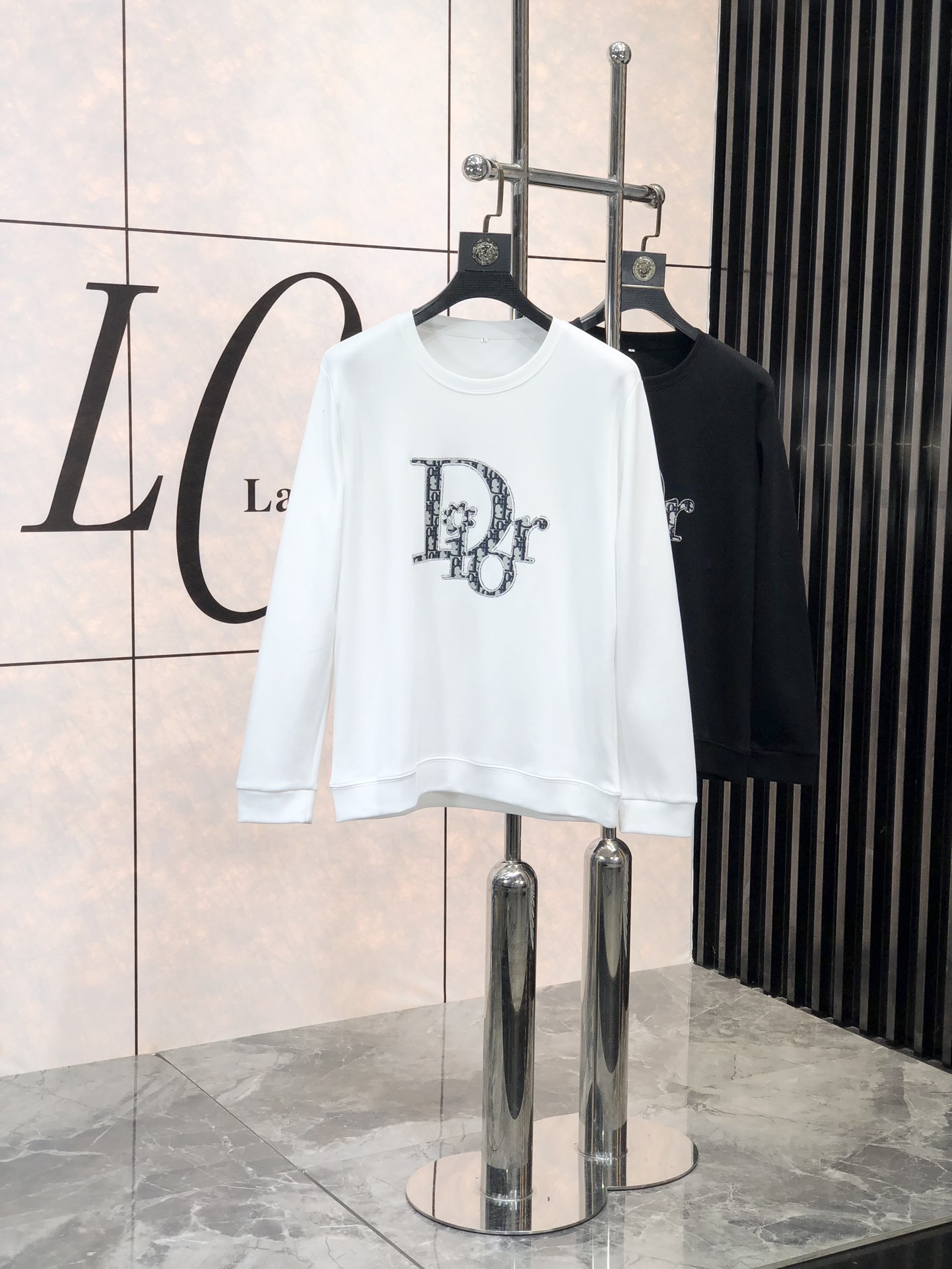 NO:118183,. .Dior. High-end customization 25FW early spring new round neck sweatshirt. A carefully designed exclusive and series that combines comfort and exquisiteness to enhance your dress style this early spring. Original sweatshirt fabric. This series includes comfortable and warm, 1f classic fashion line. Sleeve streamlined cut practical and versatile, extremely high-end luxury. Number m-4xL.m wear 175/125 catties (be sure to report height and weight to place an order), dior, hoodie, sweatshirts, alexander wang19860909. .Dior.高端定制 25FW早春新款圆领卫衣 精心设计、兼具舒适性和精致感的专属和系列,提升您这个早春的着装格调.原版卫衣面料.该系列包含舒适保暖、1f经典时尚一线 袖子流线型裁剪 实用百搭 极具高端奢华感 码数m-4xL.m穿175/125斤（下单一定要报身高体重）,,dior,hoodie,sweatshirts,alexander wang,Men's clothing