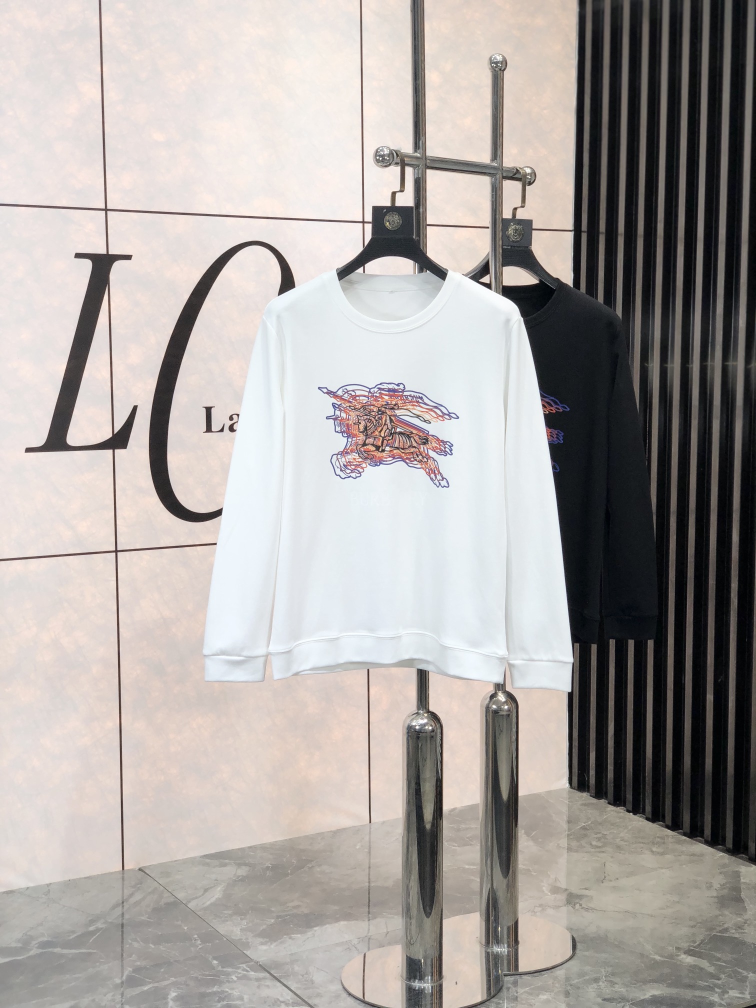 NO:118185,. Burberry. High-end customization 25FW early spring new round neck sweatshirt. An exclusive and series that is carefully designed, combining comfort and exquisiteness, enhances your dress style this early spring. Original sweatshirt fabric. This series includes comfortable and warm, 1f classic fashion line. Sleeve streamlined cut practical and versatile, and has a high-end luxury. Number m-4xL.m wears 175/125 catties (be sure to report your height and weight to place an order), ,burberry, hoodie, sweatshirts, alexander wang19860909. .巴宝莉.高端定制 25FW早春新款圆领卫衣 精心设计、兼具舒适性和精致感的专属和系列,提升您这个早春的着装格调.原版卫衣面料.该系列包含舒适保暖、1f经典时尚一线 袖子流线型裁剪 实用百搭 极具高端奢华感 码数m-4xL.m穿175/125斤（下单一定要报身高体重）,,burberry,hoodie,sweatshirts,alexander wang,Men's clothing