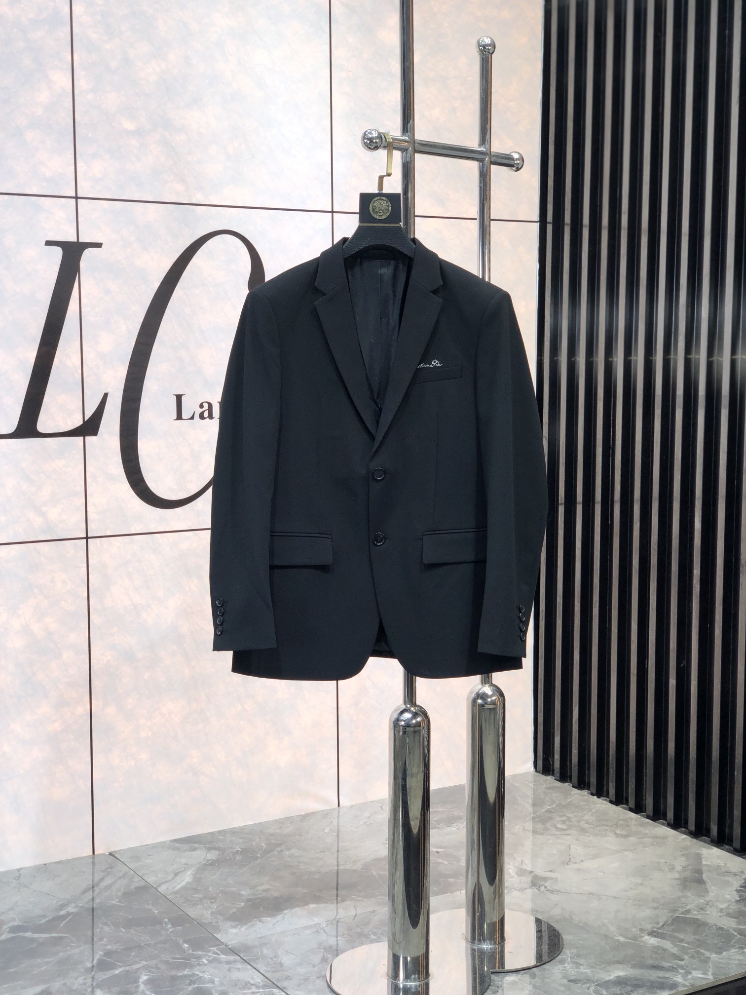 NO:124875,.Dior.25SS early spring new men's business suit jacket. Ultra-high-end top-line ready-to-wear handmade series, the best in the suit field, the world-recognized top-grade fabric and craftsmanship level, high-density fiber, 5 makes the texture and comfort of the fabric reach its peak. The visual effect of drooping and gloss is first-class, beautiful and elegant, the texture is gorgeous, and the excellent gloss exudes a luxurious temperament. The fabric has been treated with no iron and wrinkle-free process, which is very scratchy and stylish. The exquisite traditional handicrafts are fully sewn with tight seams and silk, and has exclusive and excellent cutting technology, which conforms to rigorous ergonomic design. The first choice for urban elite men, with perfect quality and first-class quality, and the gifts are all graded and stylish!  Code number M-3XL.m wear 175/130,,dior,jackets & coats,business suit,alexander wang19860909.Dior.25SS早春新款男士商务西装外套.超高端顶尖一线成衣手工系列,西装领域里的佼佼者,世界公认的顶级面料和工艺水平,高密度支数纤维,5让面料的质感与舒适感达到登峰造极,垂感和光泽的视觉效果一流,绝美而优雅,肌理华丽十足,极好的光泽度透着贵奢气质,面料经过免烫抗皱工艺处理,非常挺刮有型,精湛的传统手工艺全贡针让走线严缝丝合,且拥有独家精良的裁剪技术,符合严谨的人体工程学设计,都市精英男士首选,品相完美一流,送礼自用都档次逼格十足！ 码数M-3XL.m穿175/130,,dior,jackets & coats,business suit,alexander wang,Men's clothing