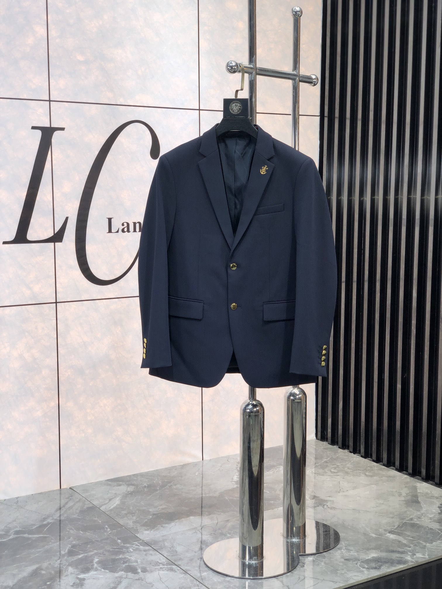 NO:124878,.TB.25SS early spring new men's business suit jacket. Ultra-high-end top-line ready-to-wear handmade series, the best in the suit field, the world-recognized top-quality fabrics and craftsmanship level, high-density fiber, 5 makes the texture and comfort of the fabric reach its peak. The visual effect of drooping and gloss is first-class, beautiful and elegant, with gorgeous texture, excellent gloss exudes a luxurious temperament. The fabric has been treated with no iron and wrinkle-free process, very scratchy and stylish. The exquisite traditional handicrafts make the threads tightly sewn with silk, and has exclusive and excellent cutting technology, which conforms to rigorous ergonomic design. The first choice for urban elite men, with perfect quality and first-class quality, and the gifts are all graded and stylish!  Code number M-3XL.m wear 175/130,,jackets & coats,business suit,alexander wang19860909.TB.25SS早春新款男士商务西装外套.超高端顶尖一线成衣手工系列,西装领域里的佼佼者,世界公认的顶级面料和工艺水平,高密度支数纤维,5让面料的质感与舒适感达到登峰造极,垂感和光泽的视觉效果一流,绝美而优雅,肌理华丽十足,极好的光泽度透着贵奢气质,面料经过免烫抗皱工艺处理,非常挺刮有型,精湛的传统手工艺全贡针让走线严缝丝合,且拥有独家精良的裁剪技术,符合严谨的人体工程学设计,都市精英男士首选,品相完美一流,送礼自用都档次逼格十足！ 码数M-3XL.m穿175/130,,jackets & coats,business suit,alexander wang,Men's clothing