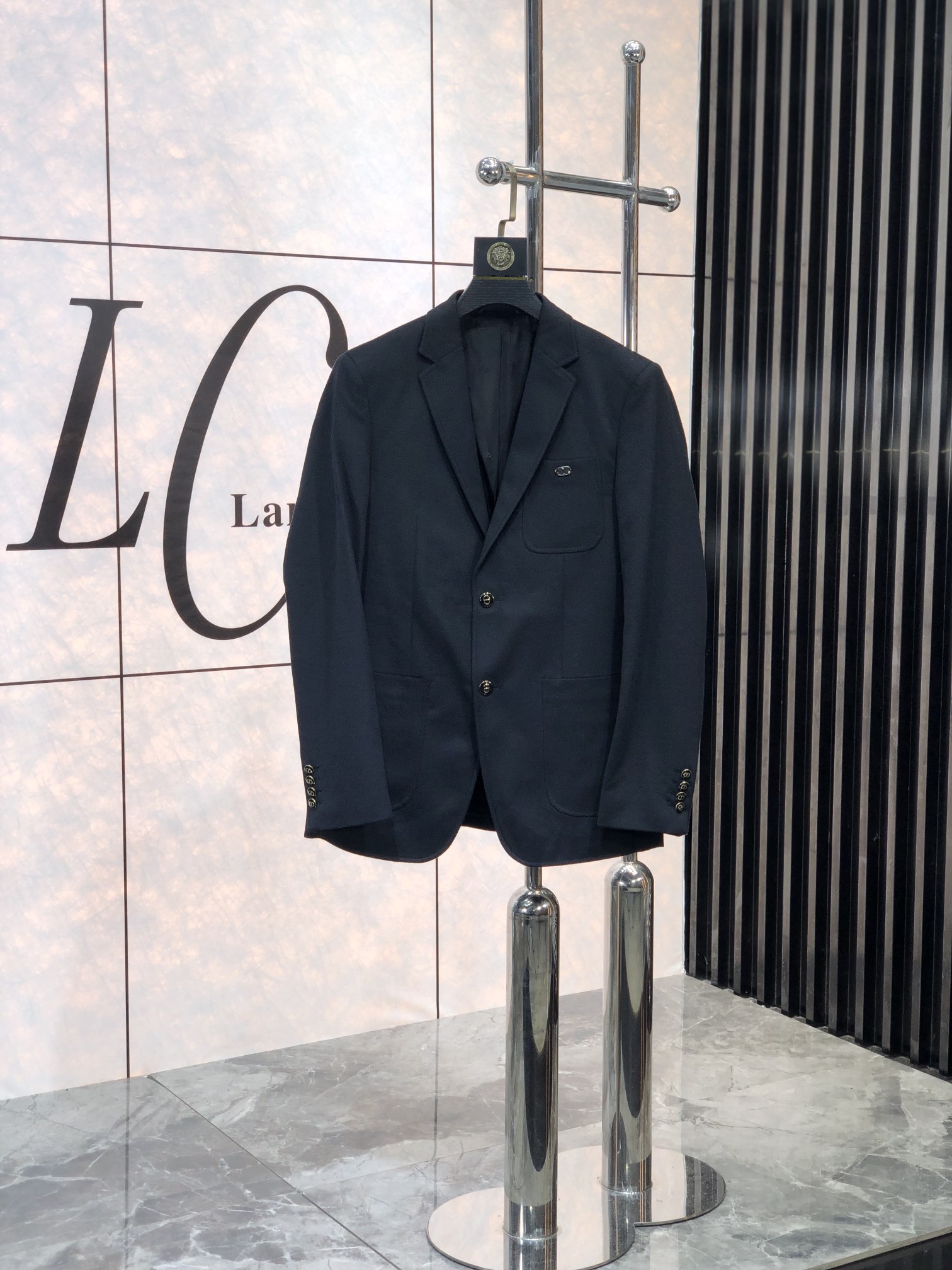 NO:124884,.Dior.25SS early spring new men's business suit jacket. Ultra-high-end top-line ready-to-wear handmade series, the best in the suit field, the world-recognized top-grade fabric and craftsmanship level, high-density fiber, 5 makes the texture and comfort of the fabric reach its peak. The visual effect of drooping and gloss is first-class, beautiful and elegant, the texture is gorgeous, and the excellent gloss exudes a luxurious temperament. The fabric has been treated with no iron and wrinkle-free process, which is very scratchy and stylish. The exquisite traditional handicrafts are fully sewn with tight seams and silk, and has exclusive and excellent cutting technology, which conforms to rigorous ergonomic design. The first choice for urban elite men, with perfect quality and first-class quality, and the gifts are all graded and stylish!  Code number M-3XL.m wear 175/130,,dior,jackets & coats,business suit,alexander wang19860909.Dior.25SS早春新款男士商务西装外套.超高端顶尖一线成衣手工系列,西装领域里的佼佼者,世界公认的顶级面料和工艺水平,高密度支数纤维,5让面料的质感与舒适感达到登峰造极,垂感和光泽的视觉效果一流,绝美而优雅,肌理华丽十足,极好的光泽度透着贵奢气质,面料经过免烫抗皱工艺处理,非常挺刮有型,精湛的传统手工艺全贡针让走线严缝丝合,且拥有独家精良的裁剪技术,符合严谨的人体工程学设计,都市精英男士首选,品相完美一流,送礼自用都档次逼格十足！ 码数M-3XL.m穿175/130,,dior,jackets & coats,business suit,alexander wang,Men's clothing