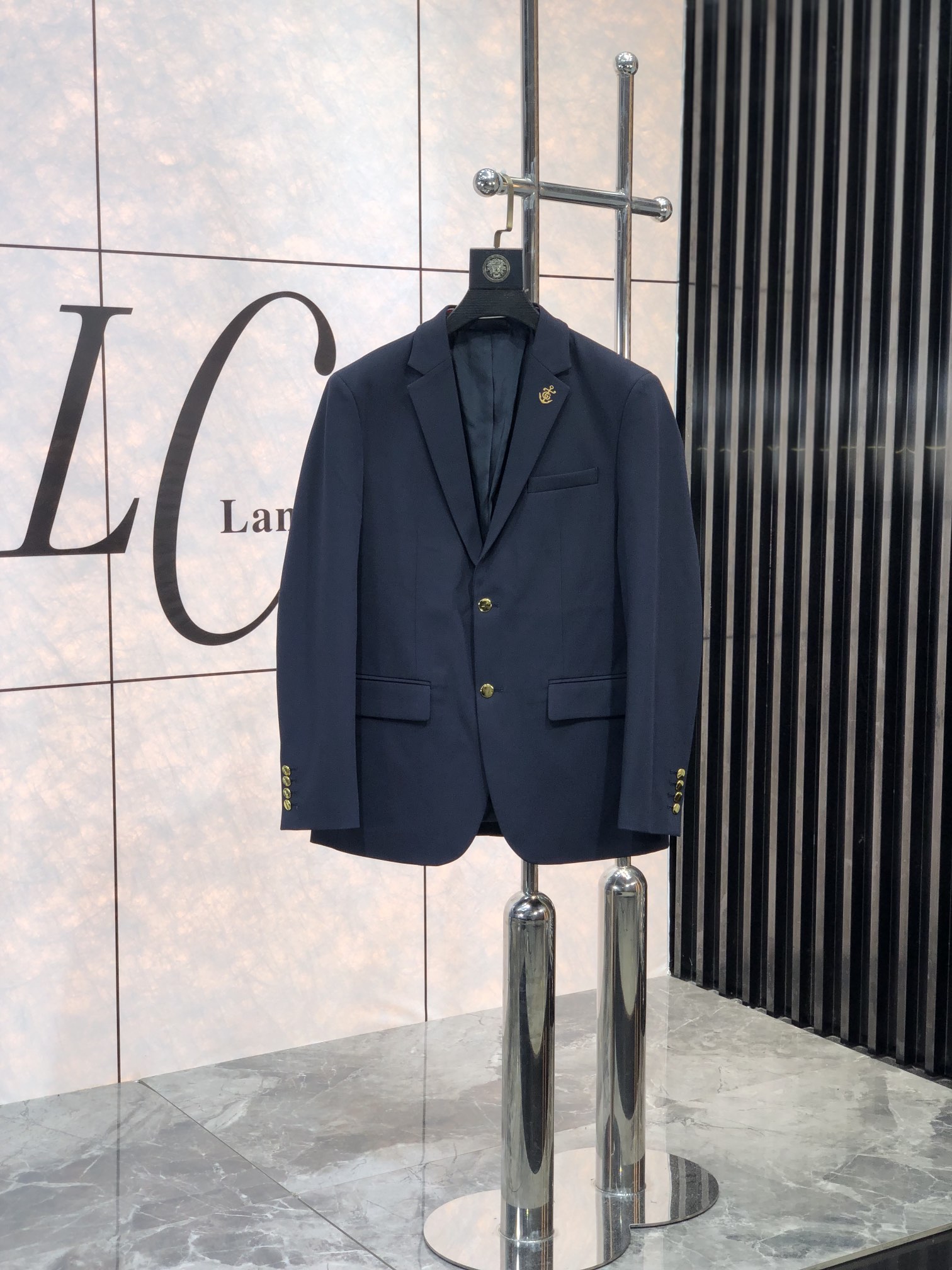 NO:124887,.TB.25SS early spring new men's business suit jacket. Ultra-high-end top-line ready-to-wear handmade series, the best in the suit field, the world-recognized top-quality fabrics and craftsmanship level, high-density fiber, 5 makes the texture and comfort of the fabric reach its peak. The visual effect of drooping and gloss is first-class, beautiful and elegant, with gorgeous texture, excellent gloss exudes a luxurious temperament. The fabric has been treated with no iron and wrinkle-free process, very scratchy and stylish. The exquisite traditional handicrafts make the threads tightly sewn with silk, and has exclusive and excellent cutting technology, which conforms to rigorous ergonomic design. The first choice for urban elite men, with perfect quality and first-class quality, and the gifts are all graded and stylish!  Code number M-3XL.m wear 175/130,,jackets & coats,business suit,alexander wang19860909.TB.25SS早春新款男士商务西装外套.超高端顶尖一线成衣手工系列,西装领域里的佼佼者,世界公认的顶级面料和工艺水平,高密度支数纤维,5让面料的质感与舒适感达到登峰造极,垂感和光泽的视觉效果一流,绝美而优雅,肌理华丽十足,极好的光泽度透着贵奢气质,面料经过免烫抗皱工艺处理,非常挺刮有型,精湛的传统手工艺全贡针让走线严缝丝合,且拥有独家精良的裁剪技术,符合严谨的人体工程学设计,都市精英男士首选,品相完美一流,送礼自用都档次逼格十足！ 码数M-3XL.m穿175/130,,jackets & coats,business suit,alexander wang,Men's clothing