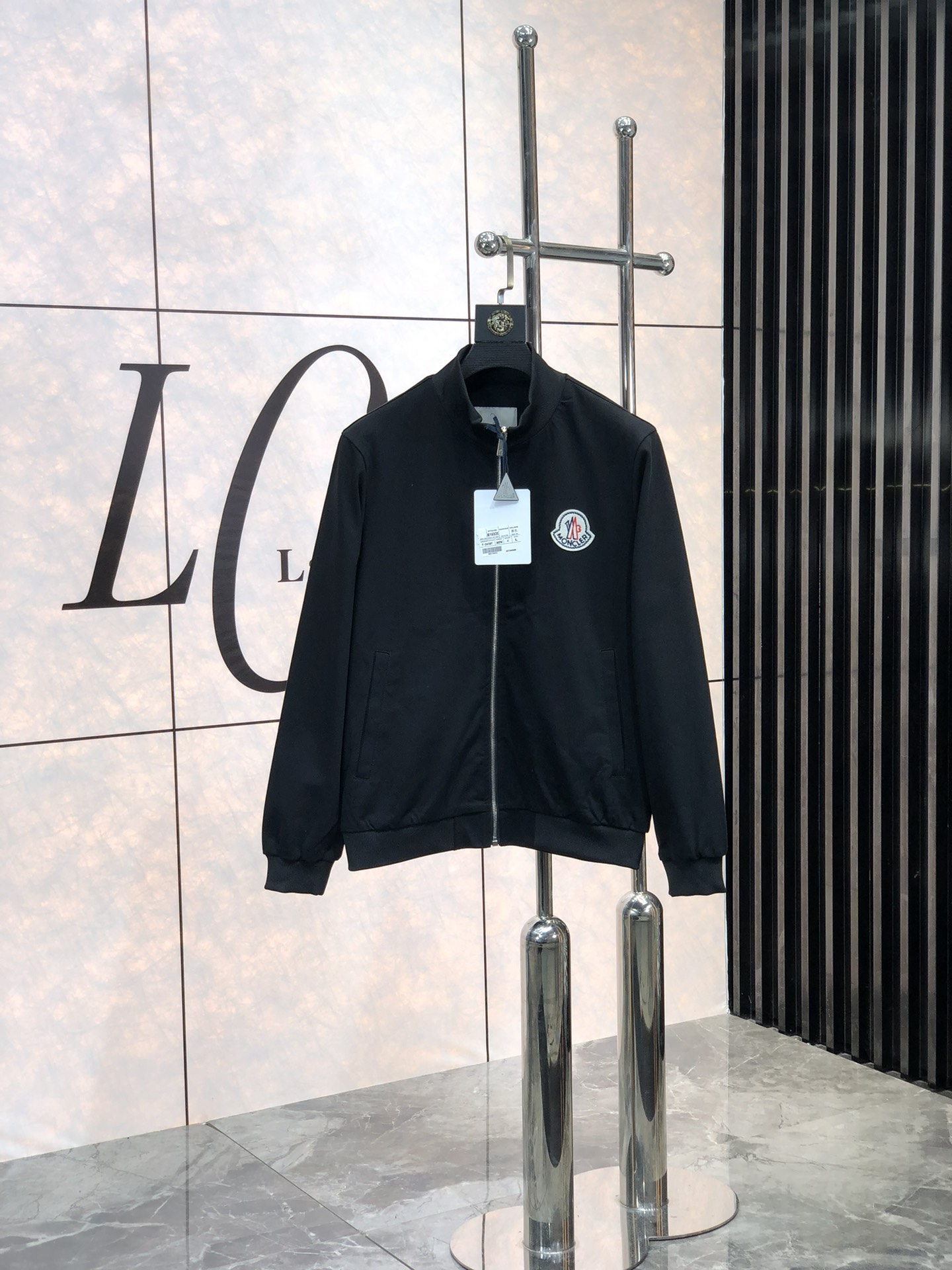 NO:130126,.The new product is available for hooded jackets, which can be used for business and casual daily wear!  The upper body modifies the body, perfectly combines fashion aesthetics with the concept of new urban business and leisure, and the Italian minimalist, capable and outdoor functional styles are interpreted in the ultimate form, both solemn and harmonious, creating a unique styling item. The overall outline tends to be simple, and the 7 is quite individual and elegant in detail, enriching the overall vision. The wardrobe business and leisure is excellent and has a high attendance rate!  It is hard to find!  Code number M-3XL m wear 175/130., Moncler, jackets & coats, jackets & coats, hats, alexander wang19860909.蒙口.新品发售连帽夹克外套,可商务可休闲日常穿搭！上身修饰身形、将时装美学和新都市商务休闲概念完美融合,通体将意式的极简、干练和户外功能性风格极致诠释,亦庄亦谐,塑造出别具一格的造型单品,整体轮廓趋于简约风格,7颇为个性且雅痞的细节处理,丰富了整体视觉.衣橱商务休闲绝佳的高出勤率！可遇而不可求！码数M-3XL m穿175/130.,,Moncler,jackets & coats,jackets & coats,hats,alexander wang,Men's clothing