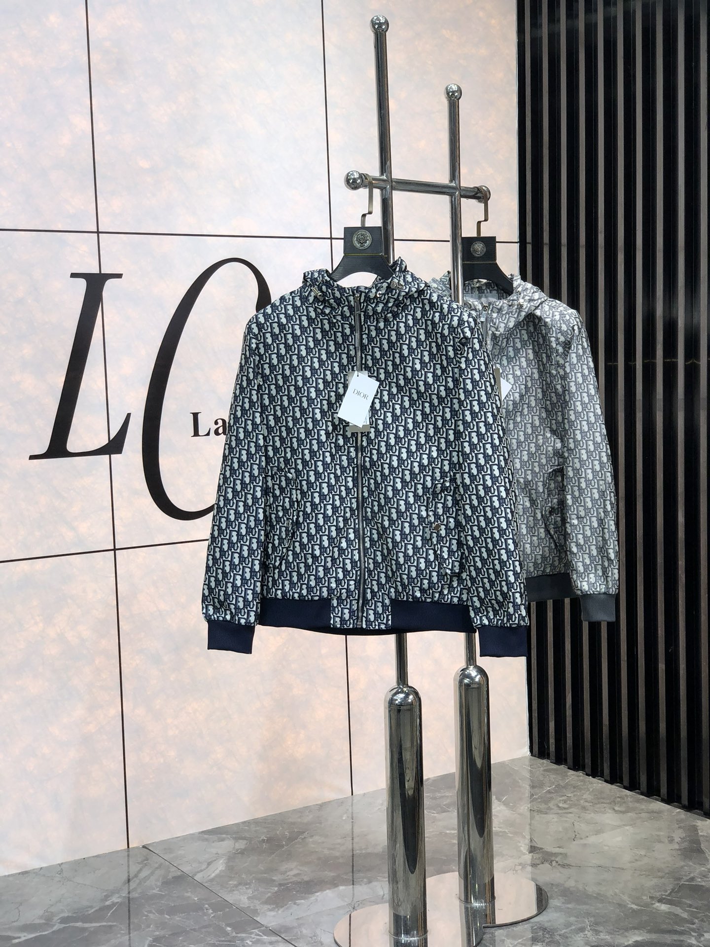 NO:130130,.Dior. New products are available for sale in hooded jackets, which can be worn for business and casual daily!  The upper body modifies the body, perfectly combines fashion aesthetics with the concept of new urban business and leisure, and the Italian minimalist, capable and outdoor functional styles are interpreted in the ultimate form, both solemn and harmonious, creating a unique styling item. The overall outline tends to be simple, and the 7 is quite individual and elegant in detail, enriching the overall vision. The wardrobe business and leisure is excellent and has a high attendance rate!  It is hard to find!  Code number M-3XL m wear 175/130.,,dior,jackets & coats,jackets & coats,hats,alexander wang19860909.Dior.新品发售连帽夹克外套,可商务可休闲日常穿搭！上身修饰身形、将时装美学和新都市商务休闲概念完美融合,通体将意式的极简、干练和户外功能性风格极致诠释,亦庄亦谐,塑造出别具一格的造型单品,整体轮廓趋于简约风格,7颇为个性且雅痞的细节处理,丰富了整体视觉.衣橱商务休闲绝佳的高出勤率！可遇而不可求！码数M-3XL m穿175/130.,,dior,jackets & coats,jackets & coats,hats,alexander wang,Men's clothing