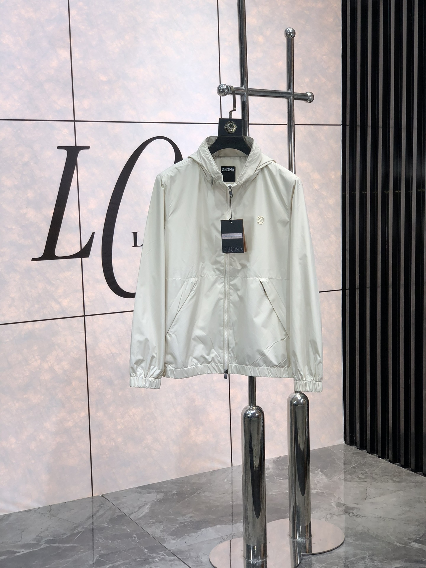 NO:130086,.Jenia. New products are available for sale in hooded jackets, which can be used for business and casual daily wear!  The upper body modifies the body, perfectly combines fashion aesthetics with the concept of new urban business and leisure, and the Italian minimalist, capable and outdoor functional styles are interpreted in the ultimate form, both solemn and harmonious, creating a unique styling item. The overall outline tends to be simple, and the 7 is quite individual and elegant in detail, enriching the overall vision. The wardrobe business and leisure is excellent and has a high attendance rate!  It is hard to find!  Count M-3XL m wear 175/130.,zegna,jackets & coats,jackets & coats,hats,alexander wang19860909.杰尼亚.新品发售连帽夹克外套,可商务可休闲日常穿搭！上身修饰身形、将时装美学和新都市商务休闲概念完美融合,通体将意式的极简、干练和户外功能性风格极致诠释,亦庄亦谐,塑造出别具一格的造型单品,整体轮廓趋于简约风格,7颇为个性且雅痞的细节处理,丰富了整体视觉.衣橱商务休闲绝佳的高出勤率！可遇而不可求！码数M-3XL m穿175/130.,,zegna,jackets & coats,jackets & coats,hats,alexander wang,Men's clothing