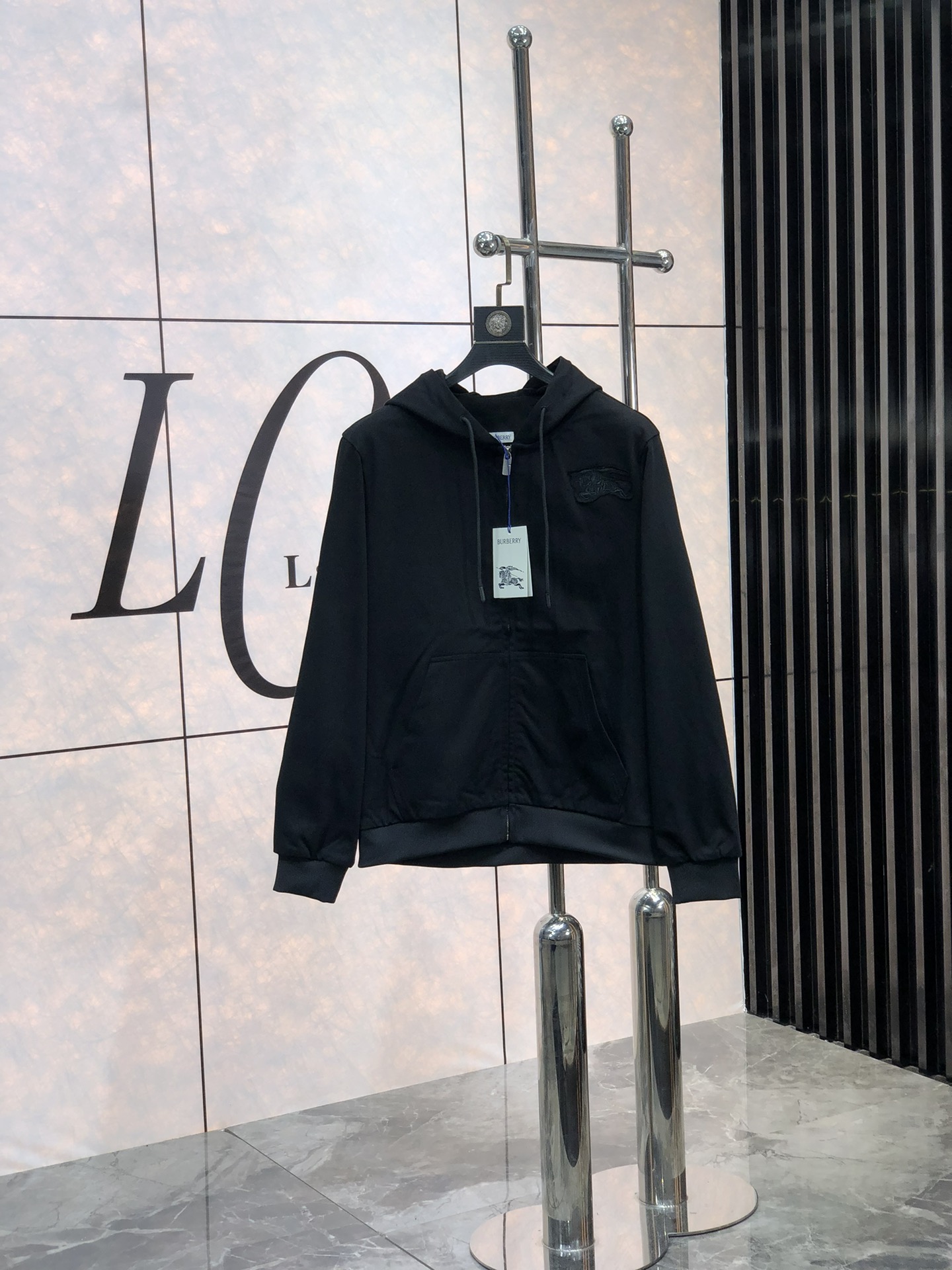 NO:130092,.Burberry. New products are available for sale with hooded jackets, which can be used for business and casual daily wear!  The upper body modifies the body, perfectly combines fashion aesthetics with the concept of new urban business and leisure, and the Italian minimalist, capable and outdoor functional styles are interpreted in the ultimate form, both solemn and harmonious, creating a unique styling item. The overall outline tends to be simple, and the 7 is quite individual and elegant in detail, enriching the overall vision. The wardrobe business and leisure is excellent and has a high attendance rate!  It is hard to find!  Code number M-3XL m wear 175/130., burberry, jackets & coats, jackets & coats, hats, alexander wang19860909.巴宝莉.新品发售连帽夹克外套,可商务可休闲日常穿搭！上身修饰身形、将时装美学和新都市商务休闲概念完美融合,通体将意式的极简、干练和户外功能性风格极致诠释,亦庄亦谐,塑造出别具一格的造型单品,整体轮廓趋于简约风格,7颇为个性且雅痞的细节处理,丰富了整体视觉.衣橱商务休闲绝佳的高出勤率！可遇而不可求！码数M-3XL m穿175/130.,,burberry,jackets & coats,jackets & coats,hats,alexander wang,Men's clothing