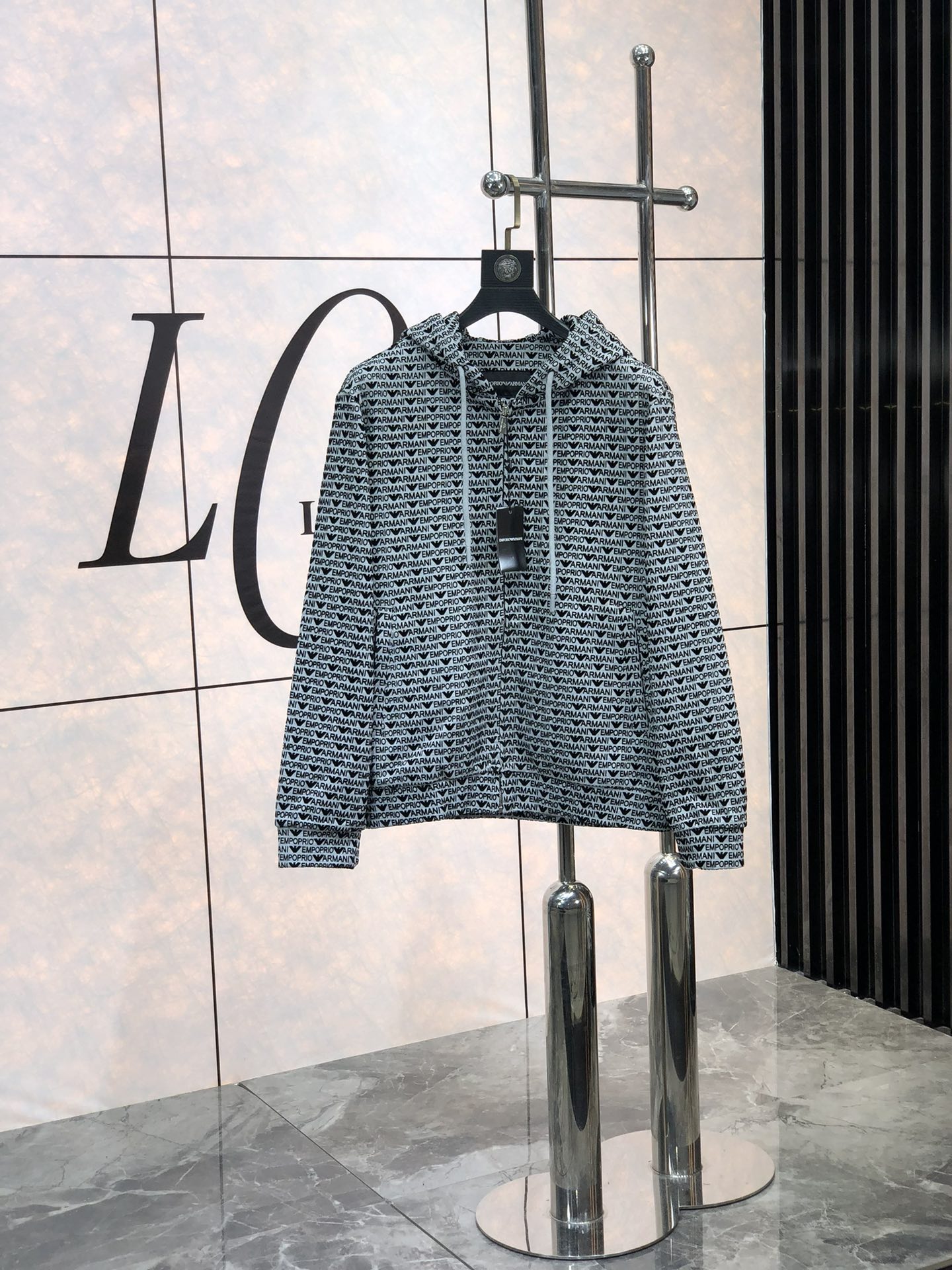 NO:130098,.Amani. New products are available for sale in hooded jackets, which can be used for business and casual daily wear!  The upper body modifies the body, perfectly combines fashion aesthetics with the concept of new urban business and leisure, and the Italian minimalist, capable and outdoor functional styles are interpreted in the ultimate form, both solemn and harmonious, creating a unique styling item. The overall outline tends to be simple, and the 7 is quite individual and elegant in detail, enriching the overall vision. The wardrobe business and leisure is excellent and has a high attendance rate!  It is hard to find!  Code number M-3XL m wear 175/130., Armani, jackets & coats, jackets & coats, hats, alexander wang19860909.阿玛尼.新品发售连帽夹克外套,可商务可休闲日常穿搭！上身修饰身形、将时装美学和新都市商务休闲概念完美融合,通体将意式的极简、干练和户外功能性风格极致诠释,亦庄亦谐,塑造出别具一格的造型单品,整体轮廓趋于简约风格,7颇为个性且雅痞的细节处理,丰富了整体视觉.衣橱商务休闲绝佳的高出勤率！可遇而不可求！码数M-3XL m穿175/130.,,armani,jackets & coats,jackets & coats,hats,alexander wang,Men's clothing