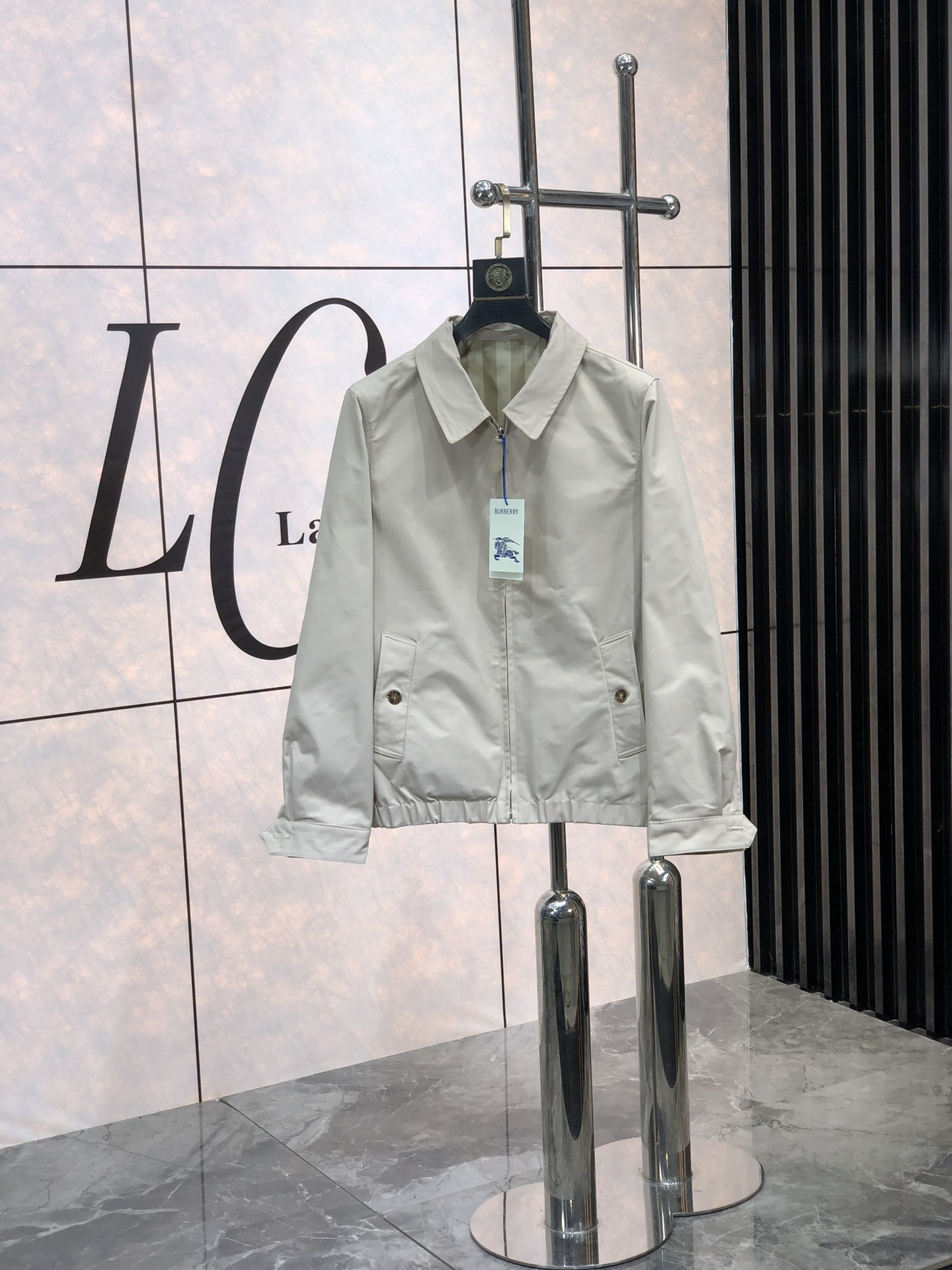 NO:130122,.Burberry. Double-sided wear. New products are available for sale, which can be worn for business and casual daily wear!  The upper body modifies the body, perfectly combines fashion aesthetics with the concept of new urban business and leisure, and the Italian minimalist, capable and outdoor functional styles are interpreted in the ultimate form, both solemn and harmonious, creating a unique styling item. The overall outline tends to be simple, and the 7 is quite individual and elegant in detail, enriching the overall vision. The wardrobe business and leisure is excellent and has a high attendance rate!  It is hard to find!  Code number M-3XL m wear 175/130., burberry, jackets & coats, jackets & coats, alexander wang19860909.巴宝莉.双面穿.新品发售夹克外套,可商务可休闲日常穿搭！上身修饰身形、将时装美学和新都市商务休闲概念完美融合,通体将意式的极简、干练和户外功能性风格极致诠释,亦庄亦谐,塑造出别具一格的造型单品,整体轮廓趋于简约风格,7颇为个性且雅痞的细节处理,丰富了整体视觉.衣橱商务休闲绝佳的高出勤率！可遇而不可求！码数M-3XL m穿175/130.,,burberry,jackets & coats,jackets & coats,alexander wang,Men's clothing