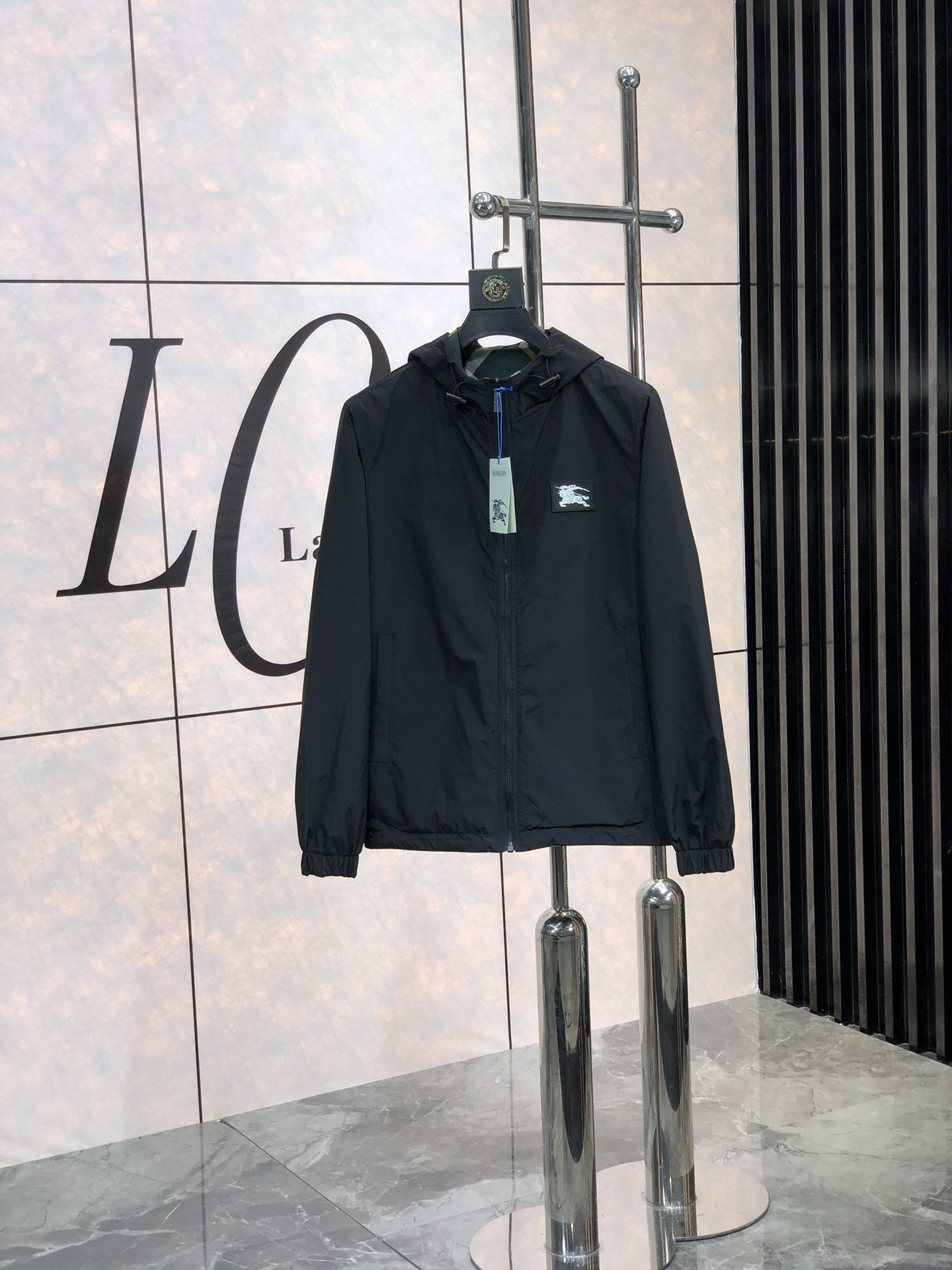 NO:130104,.Burberry. Double-sided wear. New products are available for hooded jackets, which can be worn for business and casual everyday wear!  The upper body modifies the body, perfectly combines fashion aesthetics with the concept of new urban business and leisure, and the Italian minimalist, capable and outdoor functional styles are interpreted in the ultimate form, both solemn and harmonious, creating a unique styling item. The overall outline tends to be simple, and the 7 is quite individual and elegant in detail, enriching the overall vision. The wardrobe business and leisure is excellent and has a high attendance rate!  It is hard to find!  Code number M-3XL m wear 175/130., burberry, jackets & coats, jackets & coats, hats, alexander wang19860909.巴宝莉.双面穿.新品发售连帽夹克外套,可商务可休闲日常穿搭！上身修饰身形、将时装美学和新都市商务休闲概念完美融合,通体将意式的极简、干练和户外功能性风格极致诠释,亦庄亦谐,塑造出别具一格的造型单品,整体轮廓趋于简约风格,7颇为个性且雅痞的细节处理,丰富了整体视觉.衣橱商务休闲绝佳的高出勤率！可遇而不可求！码数M-3XL m穿175/130.,,burberry,jackets & coats,jackets & coats,hats,alexander wang,Men's clothing