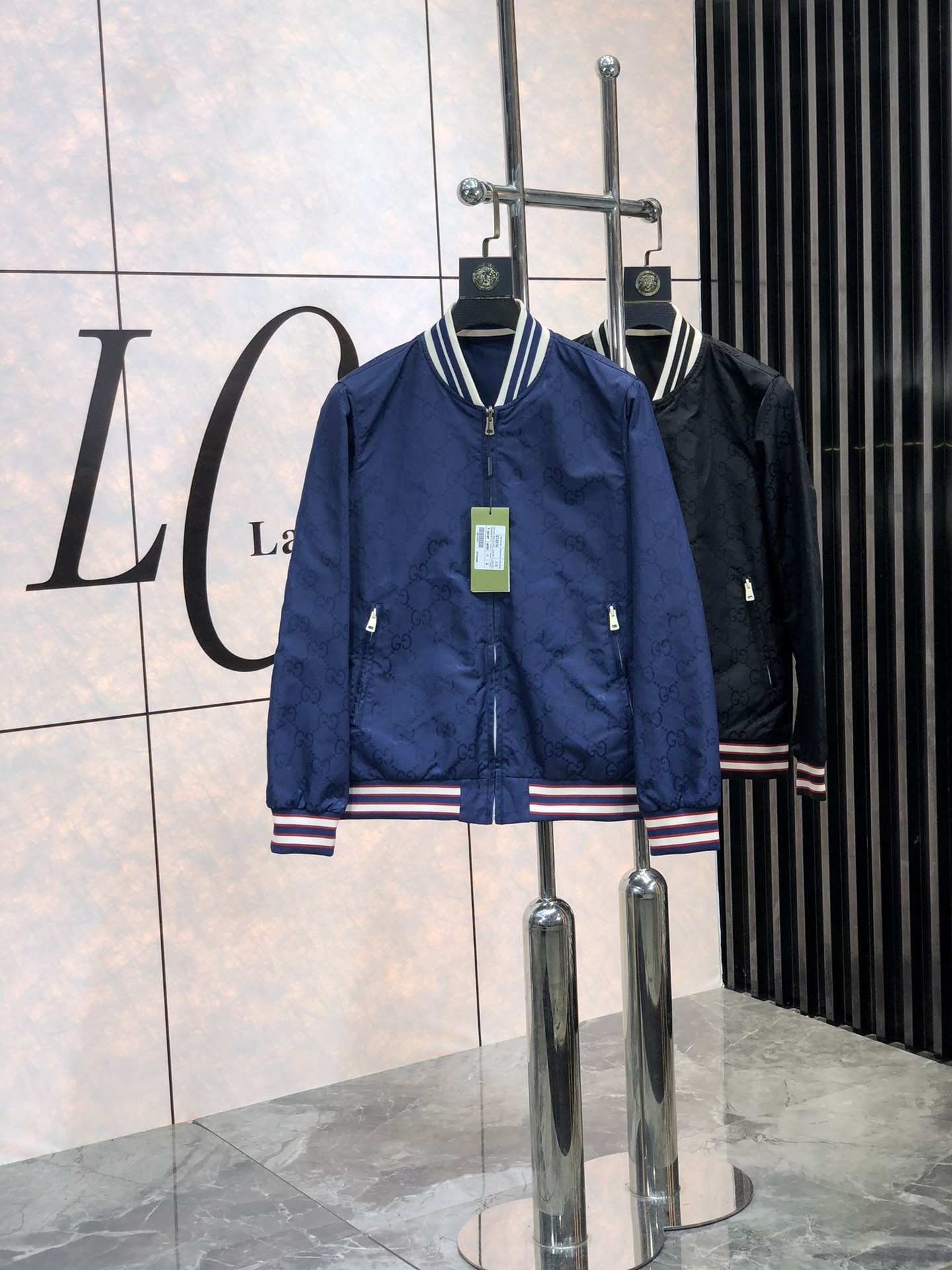 NO:130112,.Gucci. Double-sided wear. New products are available for sale in jackets, which can be worn for business and casual daily!  The upper body modifies the body, perfectly combines fashion aesthetics with the concept of new urban business and leisure, and the Italian minimalist, capable and outdoor functional styles are interpreted in the ultimate form, both solemn and harmonious, creating a unique styling item. The overall outline tends to be simple, and the 7 is quite individual and elegant in detail, enriching the overall vision. The wardrobe business and leisure is excellent and has a high attendance rate!  It is hard to find!  Code number M-3XL m wear 175/130.,,gucci,jackets & coats,jackets & coats,alexander wang19860909.Gucci.双面穿.新品发售夹克外套,可商务可休闲日常穿搭！上身修饰身形、将时装美学和新都市商务休闲概念完美融合,通体将意式的极简、干练和户外功能性风格极致诠释,亦庄亦谐,塑造出别具一格的造型单品,整体轮廓趋于简约风格,7颇为个性且雅痞的细节处理,丰富了整体视觉.衣橱商务休闲绝佳的高出勤率！可遇而不可求！码数M-3XL m穿175/130.,,gucci,jackets & coats,jackets & coats,alexander wang,Men's clothing