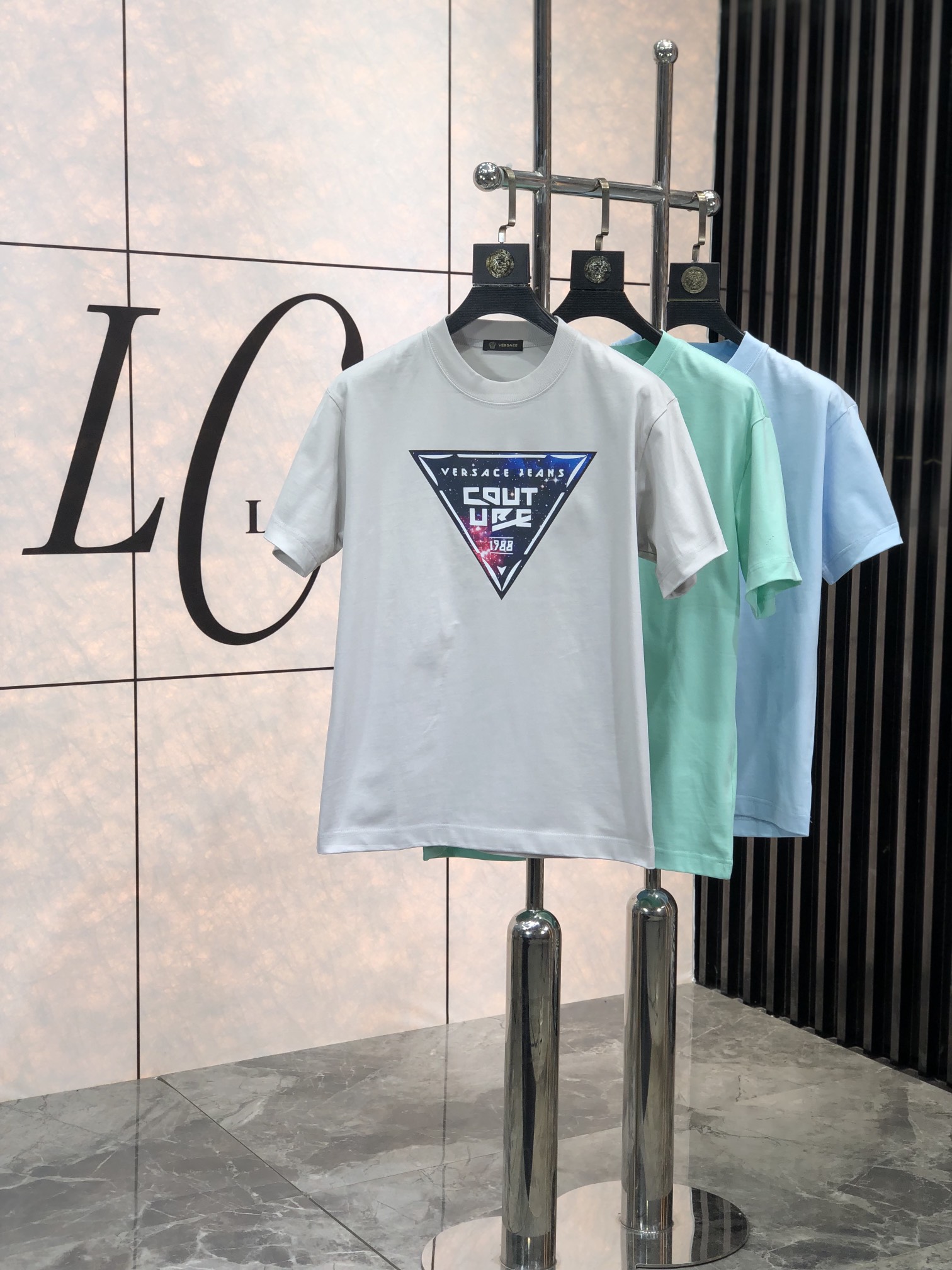 NO:119911,.Versey.2025 new pure cotton latest top version simple chest letter printing letter logo pattern style trendy short sleeves, brightly printed chest letter printing color short sleeves top quality counter original single short sleeves, top production process imported fabric, 1r counter model unique design, using imported high-end customized fabrics for sale on the official website!  Count s-xxL.s wear 175/130, versace, T-shirt, alexander wang19860909.范思哲.2025新款纯棉最新最顶级版本简约胸前字母印花字母logo图案款潮流短袖,胸前字母印花颜色艳丽短袖最顶级的品质专柜原单短袖,顶级制作工艺进口面料,1r专柜款独特设计,采用进口高端订制面料官网在售！码数s-xxL.s穿175/130,,versace,T-shirt,alexander wang,Men's clothing