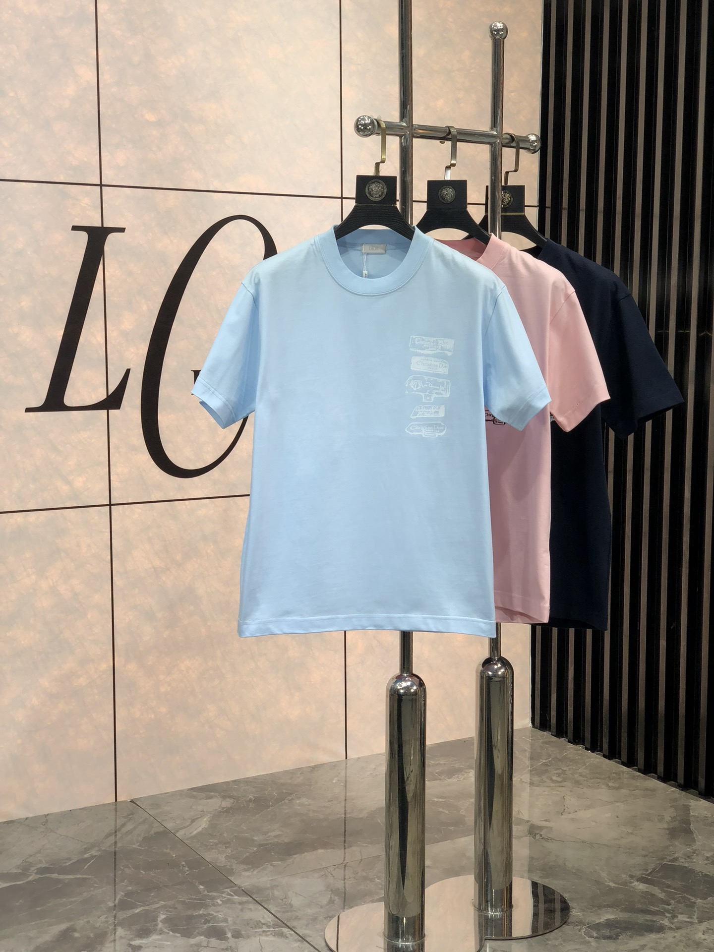 NO:119913,.Dior.2025 new pure cotton latest top version simple letter logo pattern style trendy short sleeves, brightly printed letters on the chest color short sleeves, top quality counter original single short sleeves, top production process imported fabric, 1r counter model unique design, using imported high-end customized fabrics for sale on the official website!  Count s-xxL.s wear 175/130,,dior,T-shirt,alexander wang19860909.Dior.2025新款纯棉最新最顶级版本简约字母logo图案款潮流短袖,胸前字母印花颜色艳丽短袖最顶级的品质专柜原单短袖,顶级制作工艺进口面料,1r专柜款独特设计,采用进口高端订制面料官网在售！码数s-xxL.s穿175/130,,dior,T-shirt,alexander wang,Men's clothing