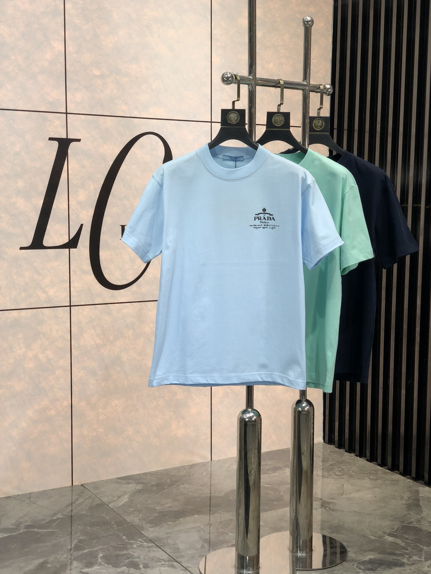 NO:119915,.Prada.2025 new pure cotton latest and top version simple letter logo pattern style trendy short sleeves, brightly printed letters on the chest color short sleeves, top quality counter original single short sleeves, top production process imported fabric, 1r counter model unique design, using imported high-end customized fabrics for sale on the official website!  Count s-xxL.s wear 175/130, prada, T-shirt, alexander wang19860909.普拉达.2025新款纯棉最新最顶级版本简约字母logo图案款潮流短袖,胸前字母印花颜色艳丽短袖最顶级的品质专柜原单短袖,顶级制作工艺进口面料,1r专柜款独特设计,采用进口高端订制面料官网在售！码数s-xxL.s穿175/130,,prada,T-shirt,alexander wang,Men's clothing