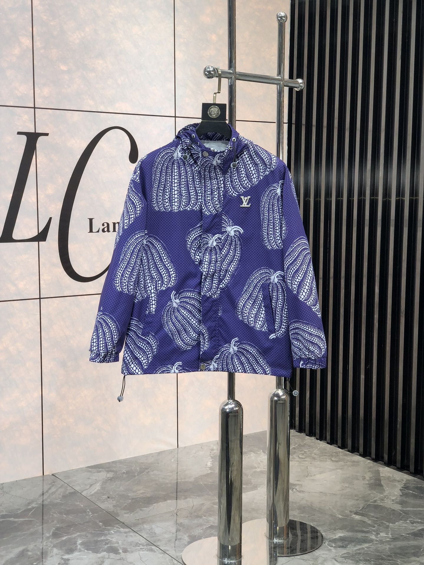 。Lv。新品发售夹克外套，休闲日常穿搭！上身修饰身形、将时装美学和新都市商务休闲概念完美融合，通体将意式