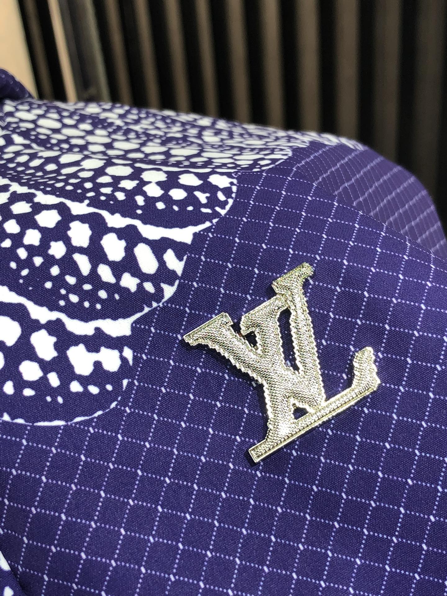 。Lv。新品发售夹克外套，休闲日常穿搭！上身修饰身形、将时装美学和新都市商务休闲概念完美融合，通体将意式