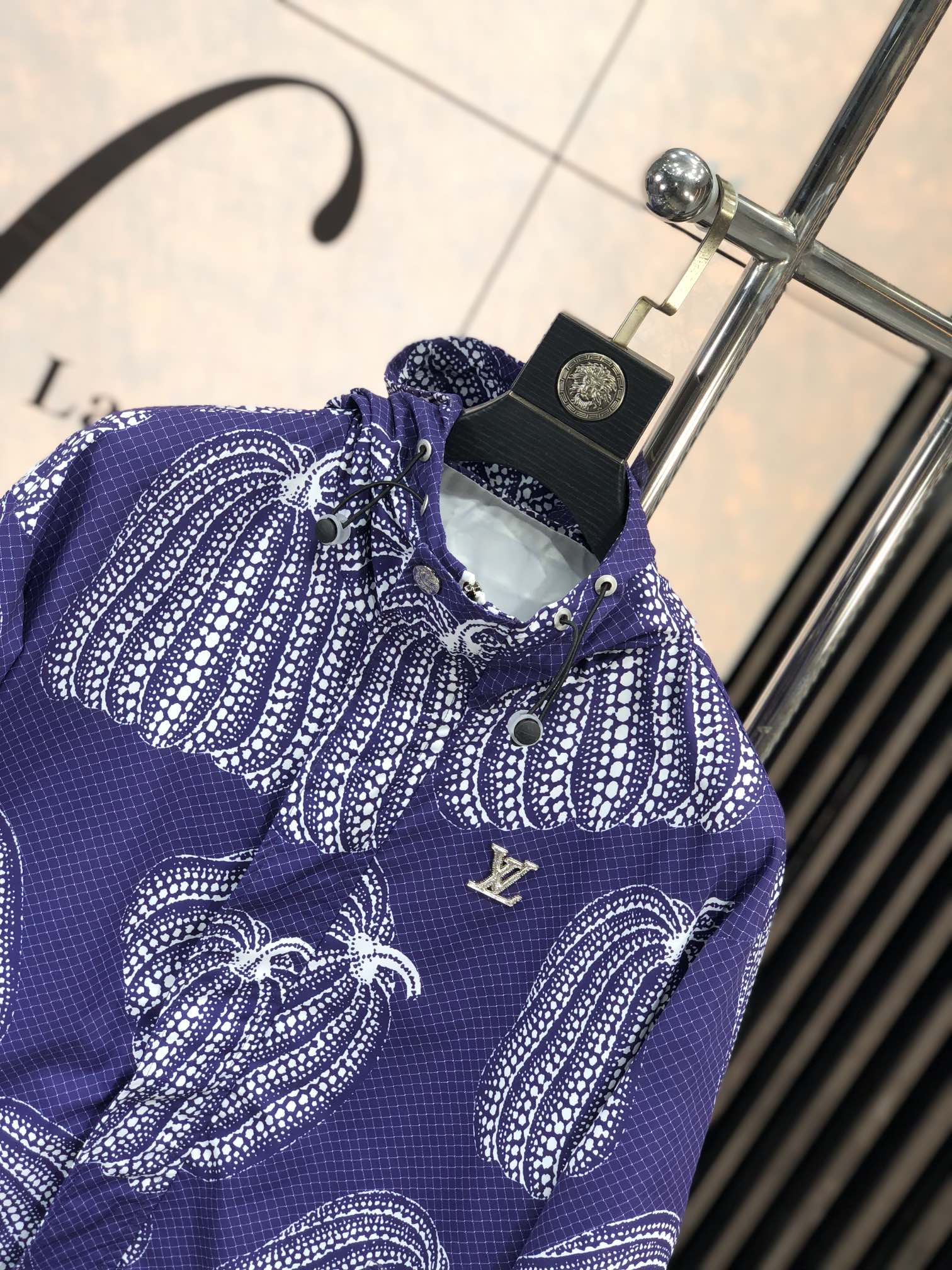 。Lv。新品发售夹克外套，休闲日常穿搭！上身修饰身形、将时装美学和新都市商务休闲概念完美融合，通体将意式