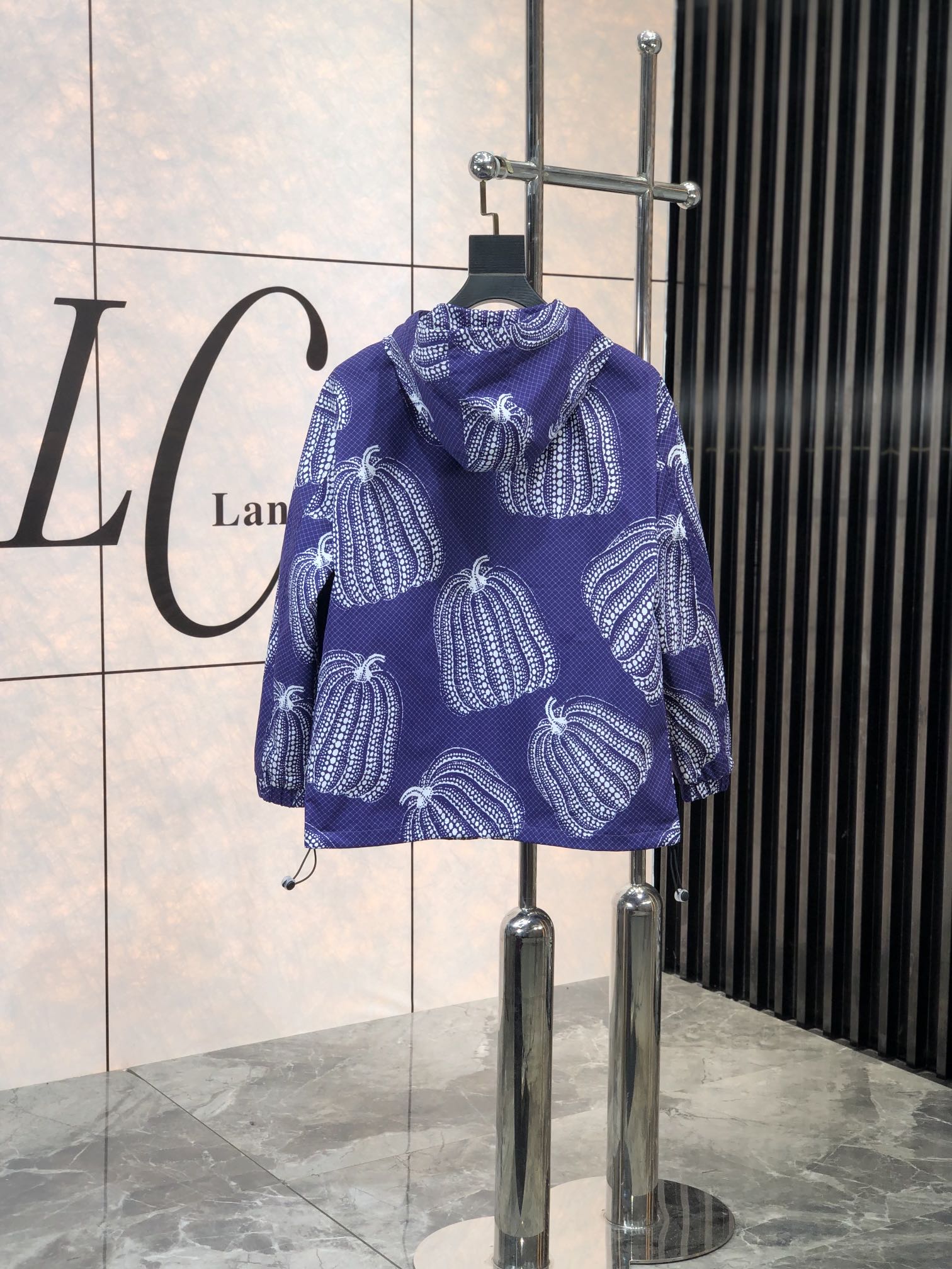 。Lv。新品发售夹克外套，休闲日常穿搭！上身修饰身形、将时装美学和新都市商务休闲概念完美融合，通体将意式