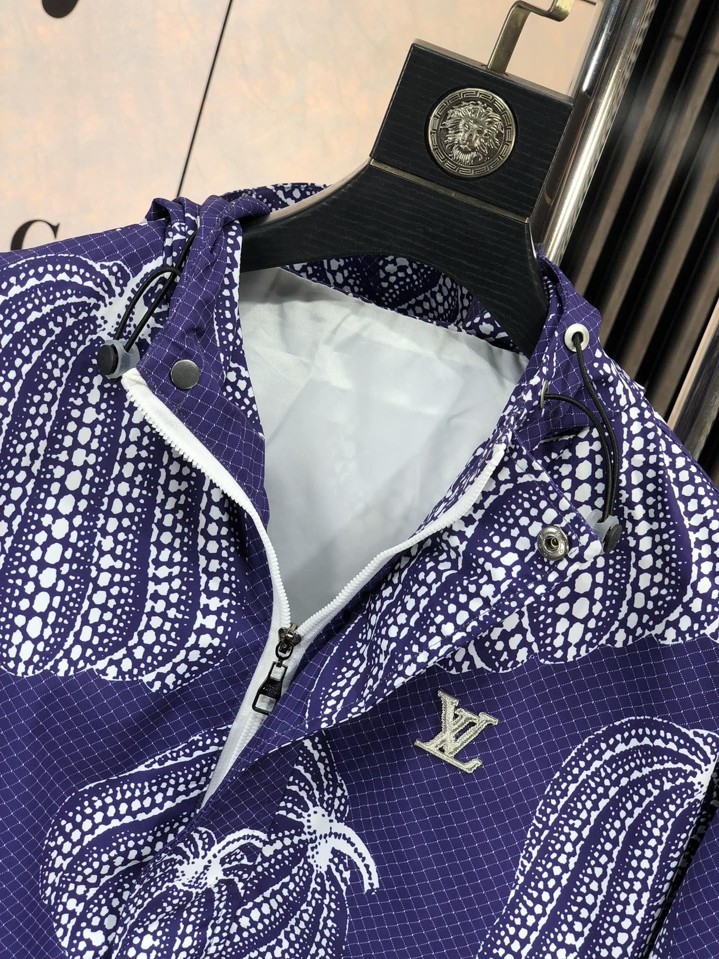 。Lv。新品发售夹克外套，休闲日常穿搭！上身修饰身形、将时装美学和新都市商务休闲概念完美融合，通体将意式
