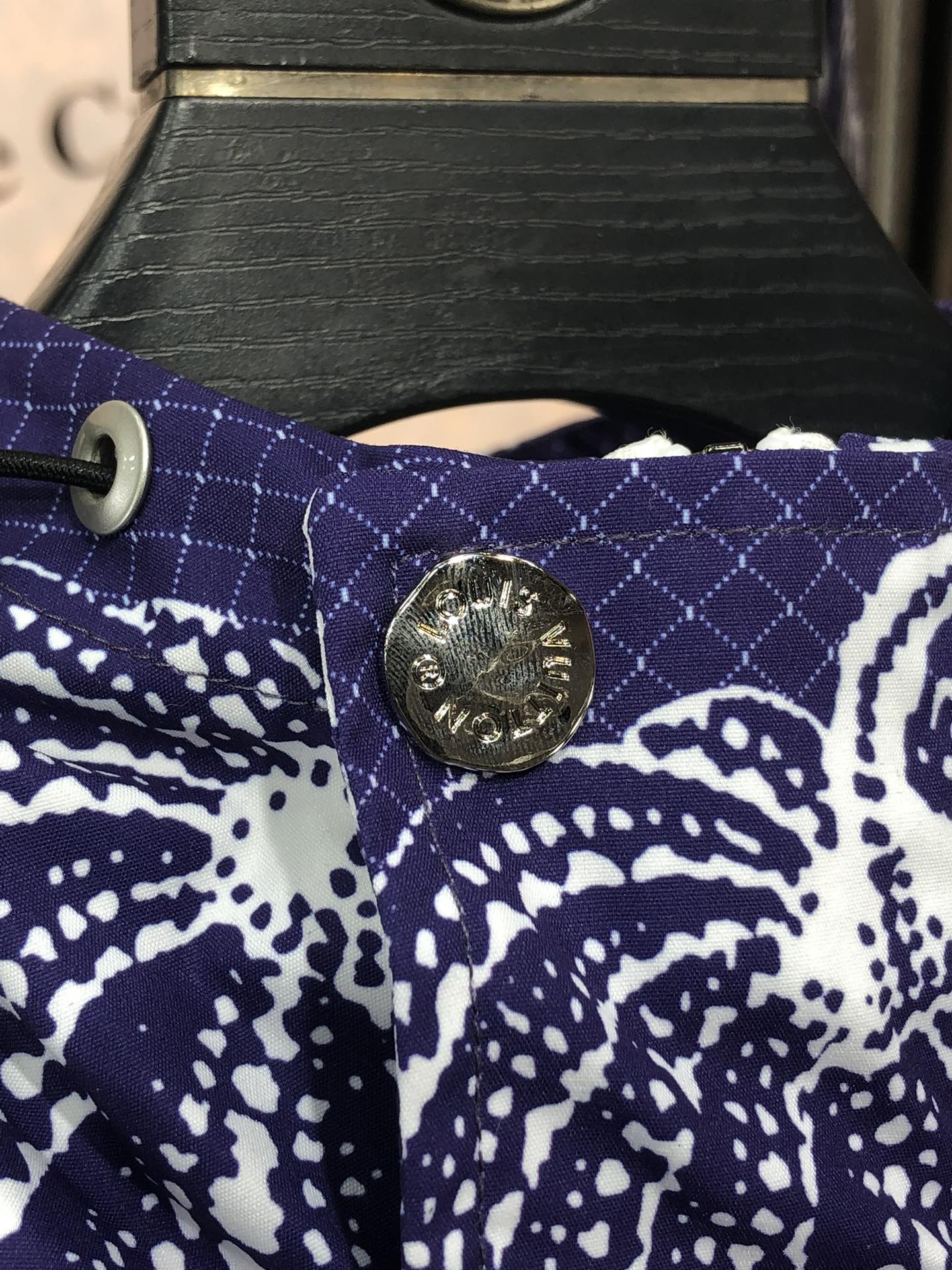 。Lv。新品发售夹克外套，休闲日常穿搭！上身修饰身形、将时装美学和新都市商务休闲概念完美融合，通体将意式