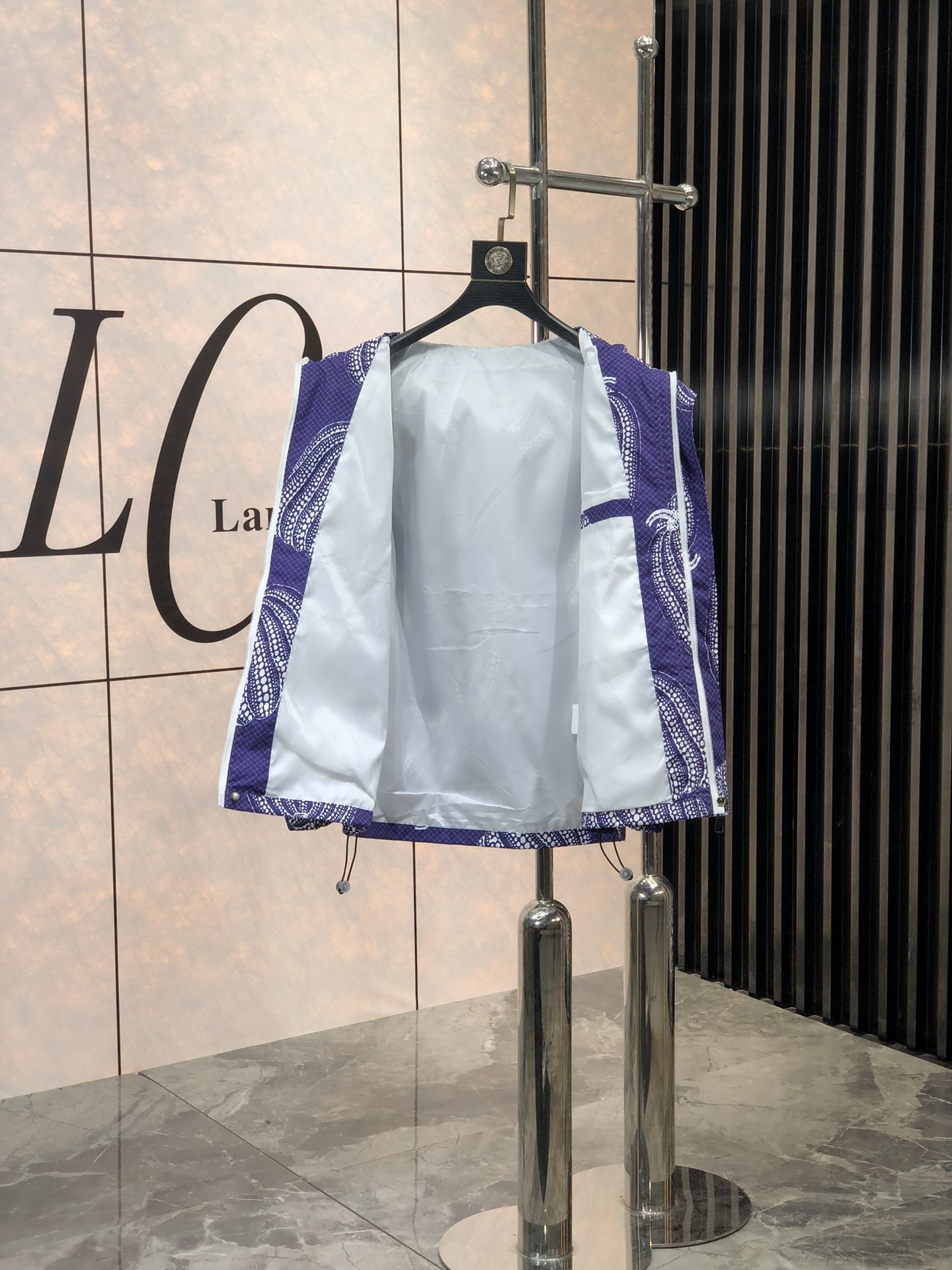 。Lv。新品发售夹克外套，休闲日常穿搭！上身修饰身形、将时装美学和新都市商务休闲概念完美融合，通体将意式