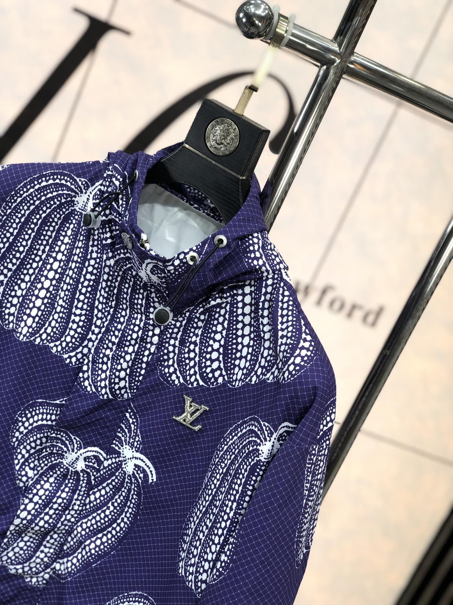 。Lv。新品发售夹克外套，休闲日常穿搭！上身修饰身形、将时装美学和新都市商务休闲概念完美融合，通体将意式