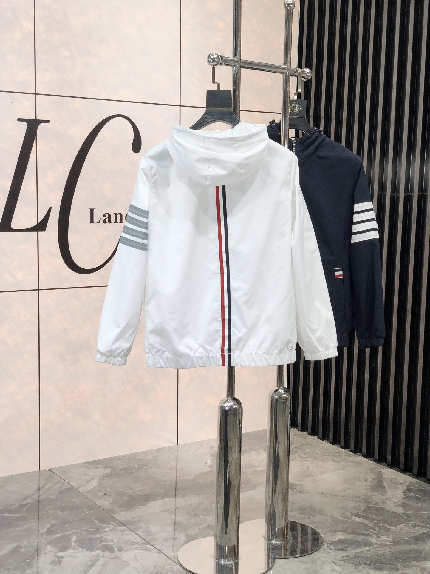 。TB。新品发售夹克外套，休闲日常穿搭！上身修饰身形、将时装美学和新都市商务休闲概念完美融合，通体将意式
