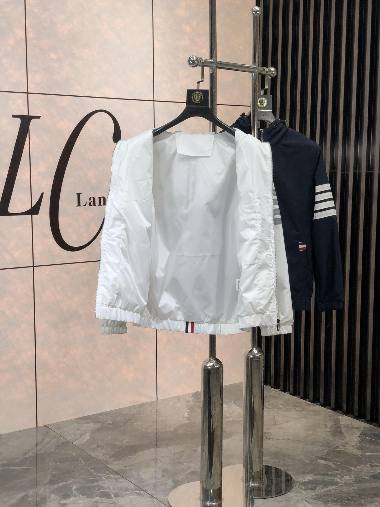 。TB。新品发售夹克外套，休闲日常穿搭！上身修饰身形、将时装美学和新都市商务休闲概念完美融合，通体将意式