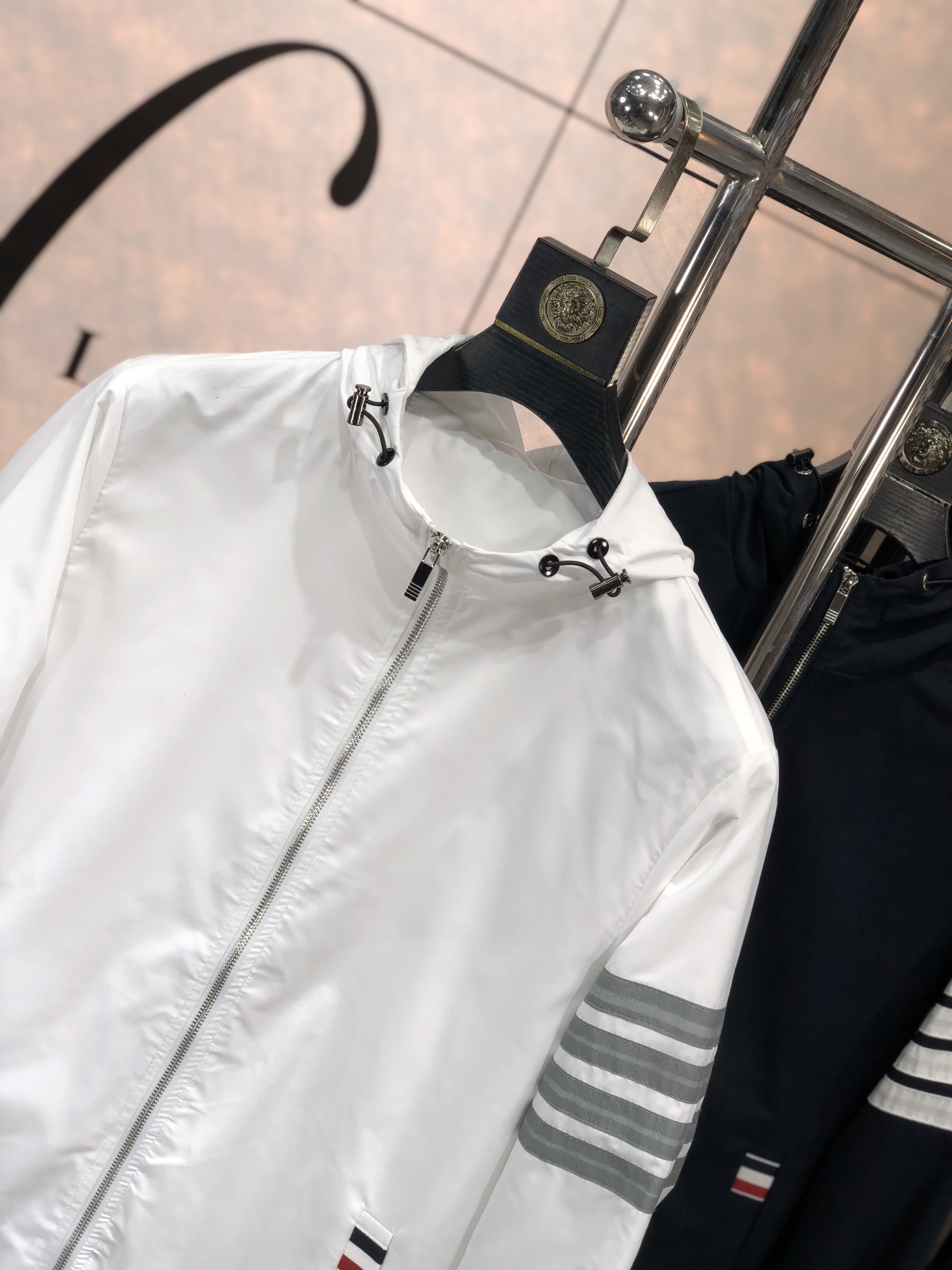 。TB。新品发售夹克外套，休闲日常穿搭！上身修饰身形、将时装美学和新都市商务休闲概念完美融合，通体将意式