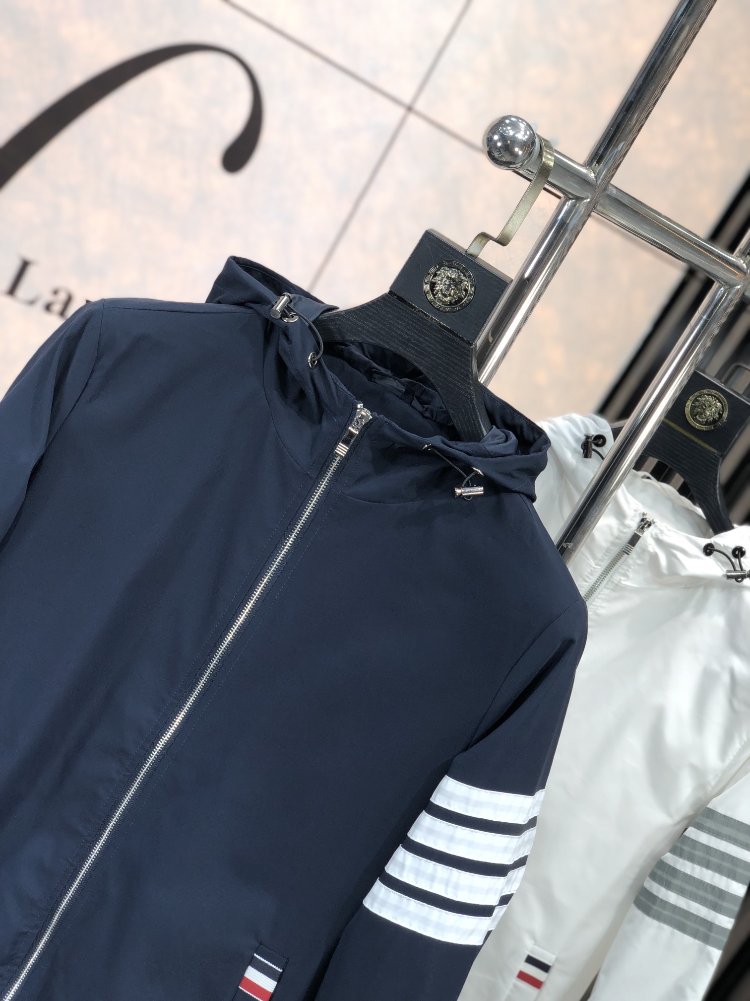 。TB。新品发售夹克外套，休闲日常穿搭！上身修饰身形、将时装美学和新都市商务休闲概念完美融合，通体将意式